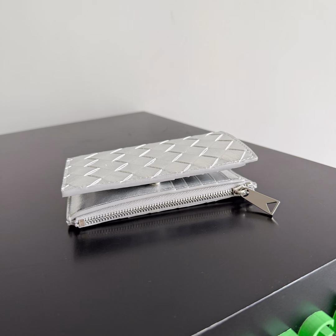 The new woven small wallet of BOTTEGA VENETA has been shipped!! 🥰🥰 Made of top sheepskin, light luxury small wallet, elegant and grand in appearance, it is full of practicality, can hold change, driver's license and various cards at the same time, small in size can fit in pocket and carry around, really very convenient