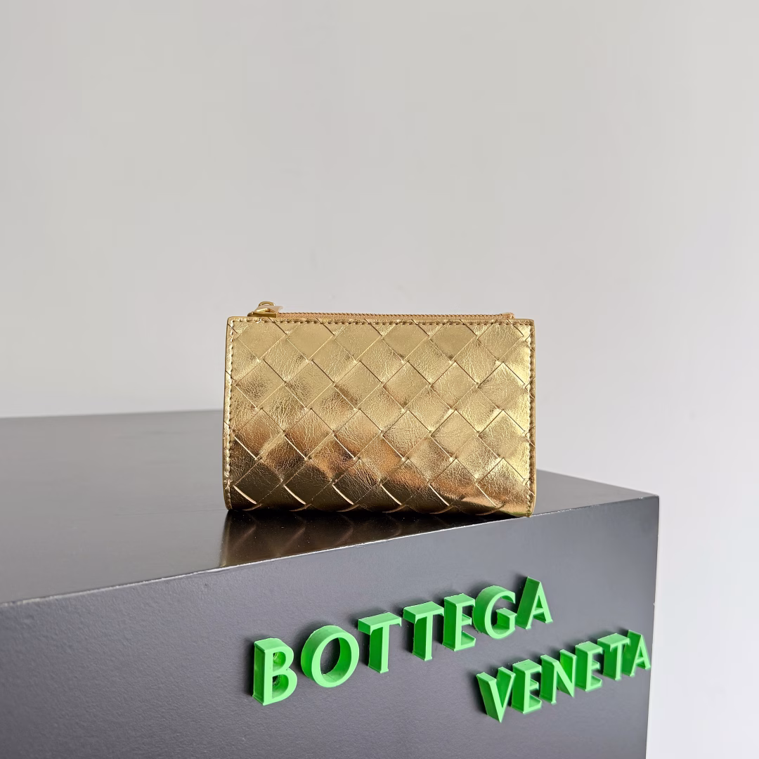 The new woven small wallet of BOTTEGA VENETA has been shipped!! 🥰🥰 Made of top sheepskin, light luxury small wallet, elegant and grand in appearance, it is full of practicality, can hold change, driver's license and various cards at the same time, small in size can fit in pocket and carry around, really very convenient