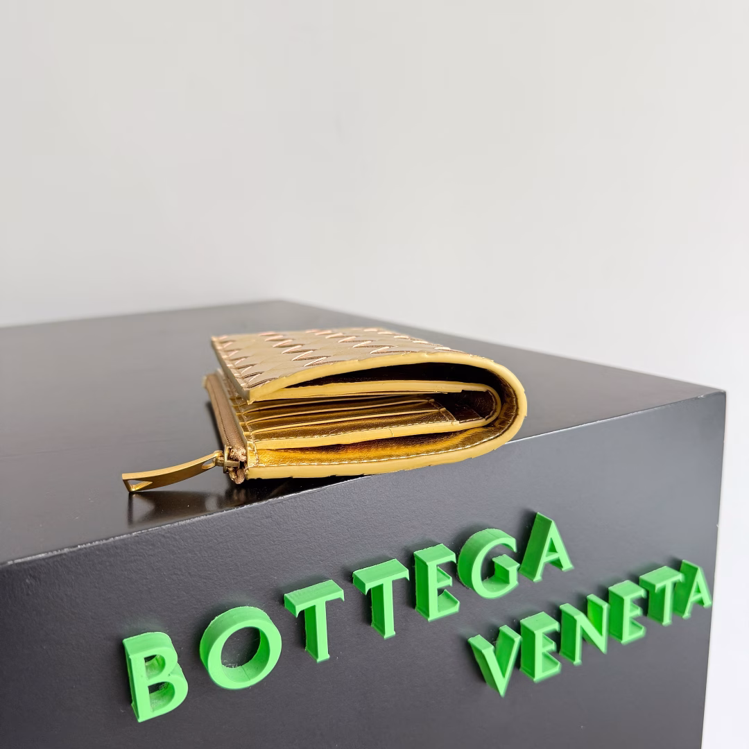 The new woven small wallet of BOTTEGA VENETA has been shipped!! 🥰🥰 Made of top sheepskin, light luxury small wallet, elegant and grand in appearance, it is full of practicality, can hold change, driver's license and various cards at the same time, small in size can fit in pocket and carry around, really very convenient