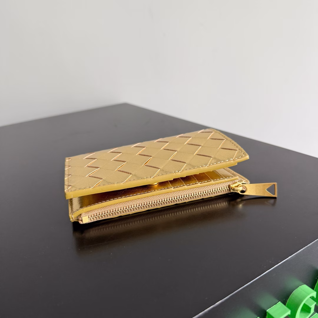 The new woven small wallet of BOTTEGA VENETA has been shipped!! 🥰🥰 Made of top sheepskin, light luxury small wallet, elegant and grand in appearance, it is full of practicality, can hold change, driver's license and various cards at the same time, small in size can fit in pocket and carry around, really very convenient