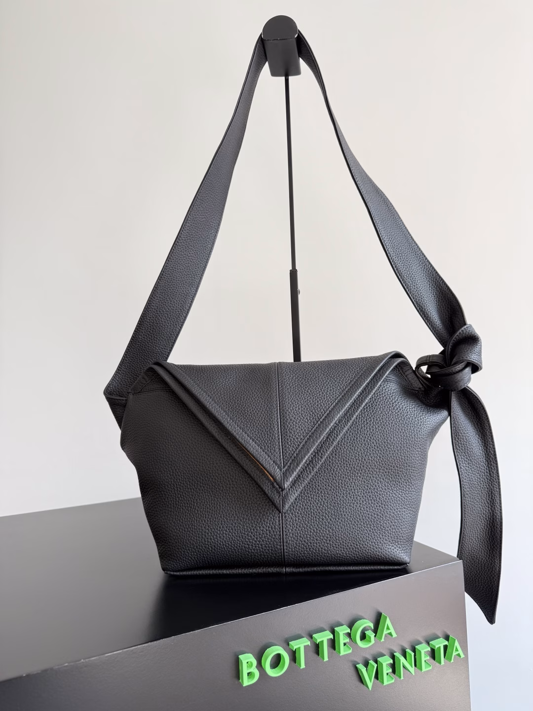 Bottega Veneta's small Sawyer is made of cowhide, but it is still light and soft. The strap is knotted and adjusted in length by itself. It is durable and has a large capacity, meeting my extremely high standards for a portable small bag. The texture of cowhide is really amazing. It can be easily matched with both business and casual wear. Sawyer Bag👜, with triangles and geometric circles, soft yet indestructed appearance makes it stylish and beautiful, change the length of the bag as you like 😊 No matter how complicated the world is, with the bag by your side, everything becomes beautiful, easy for boys and girls to handle