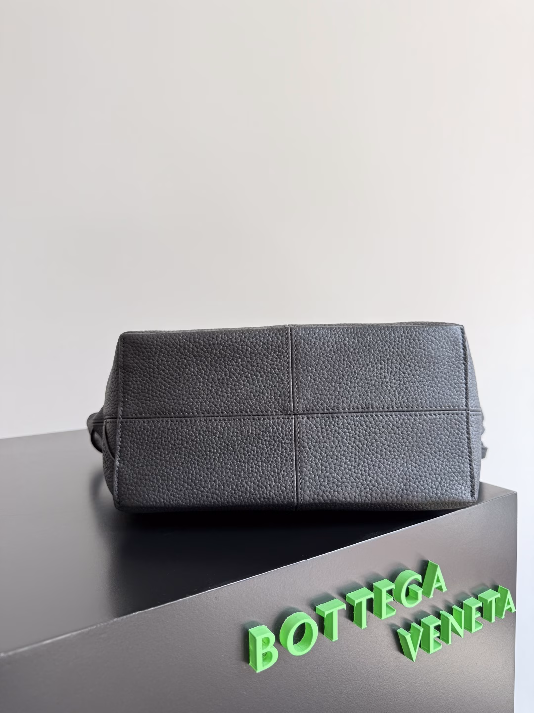 Bottega Veneta's small Sawyer is made of cowhide, but it is still light and soft. The strap is knotted and adjusted in length by itself. It is durable and has a large capacity, meeting my extremely high standards for a portable small bag. The texture of cowhide is really amazing. It can be easily matched with both business and casual wear. Sawyer Bag👜, with triangles and geometric circles, soft yet indestructed appearance makes it stylish and beautiful, change the length of the bag as you like 😊 No matter how complicated the world is, with the bag by your side, everything becomes beautiful, easy for boys and girls to handle