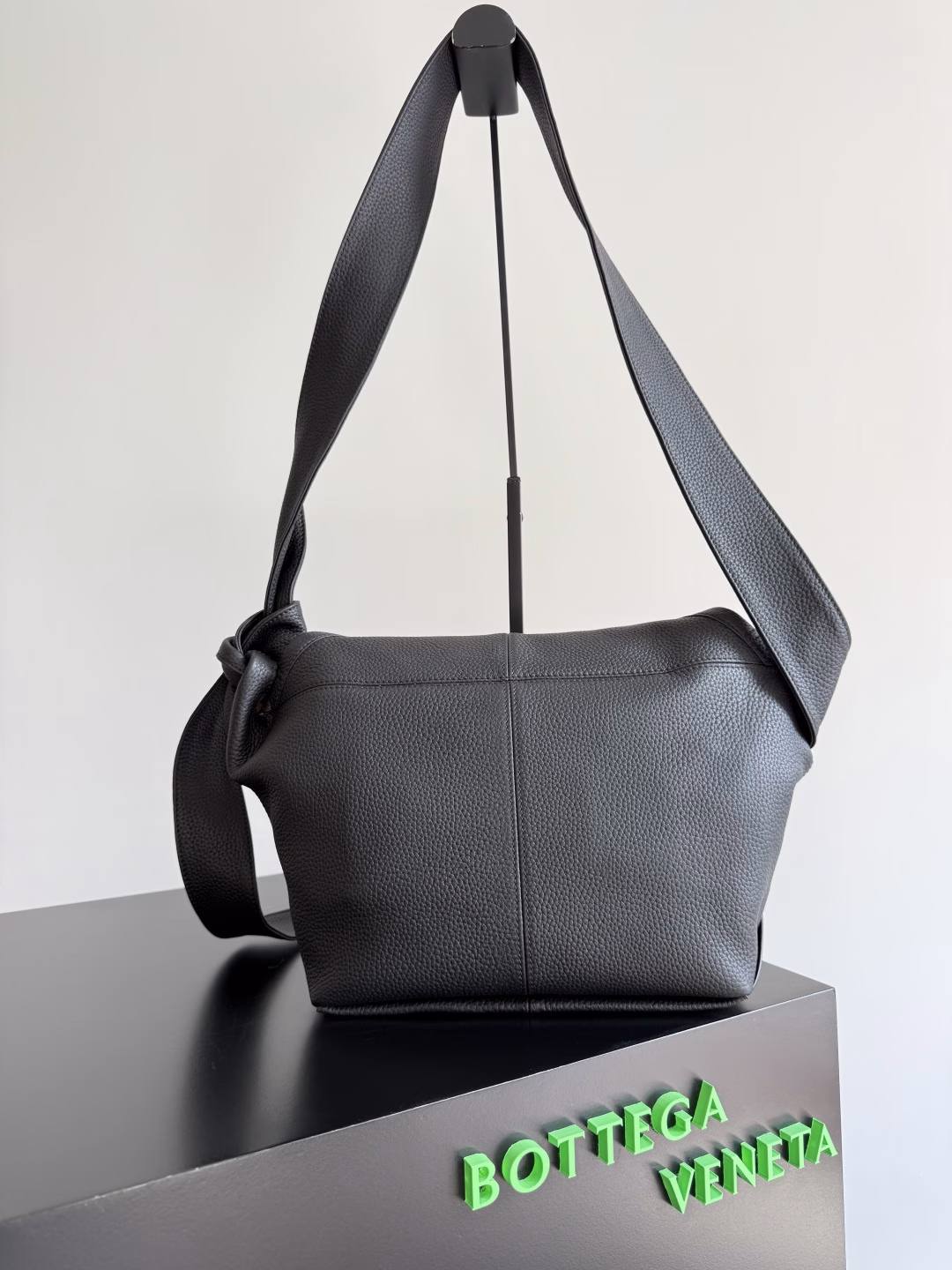 Bottega Veneta's small Sawyer is made of cowhide, but it is still light and soft. The strap is knotted and adjusted in length by itself. It is durable and has a large capacity, meeting my extremely high standards for a portable small bag. The texture of cowhide is really amazing. It can be easily matched with both business and casual wear. Sawyer Bag👜, with triangles and geometric circles, soft yet indestructed appearance makes it stylish and beautiful, change the length of the bag as you like 😊 No matter how complicated the world is, with the bag by your side, everything becomes beautiful, easy for boys and girls to handle