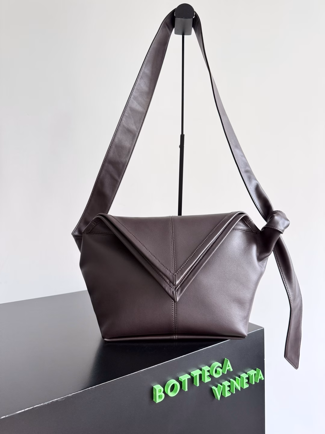 Bottega Veneta's small Sawyer is made of cowhide, but it is still light and soft. The strap is knotted and adjusted in length by itself. It is durable and has a large capacity, meeting my extremely high standards for a portable small bag. The texture of cowhide is really amazing. It can be easily matched with both business and casual wear. Sawyer Bag👜, with triangles and geometric circles, soft yet indestructed appearance makes it stylish and beautiful, change the length of the bag as you like 😊 No matter how complicated the world is, with the bag by your side, everything becomes beautiful, easy for boys and girls to handle