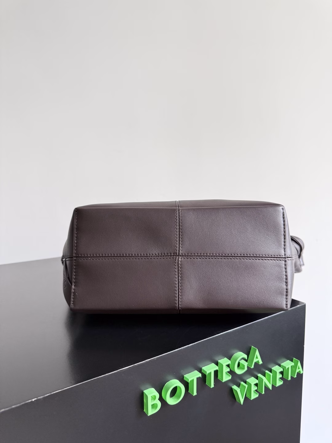 Bottega Veneta's small Sawyer is made of cowhide, but it is still light and soft. The strap is knotted and adjusted in length by itself. It is durable and has a large capacity, meeting my extremely high standards for a portable small bag. The texture of cowhide is really amazing. It can be easily matched with both business and casual wear. Sawyer Bag👜, with triangles and geometric circles, soft yet indestructed appearance makes it stylish and beautiful, change the length of the bag as you like 😊 No matter how complicated the world is, with the bag by your side, everything becomes beautiful, easy for boys and girls to handle