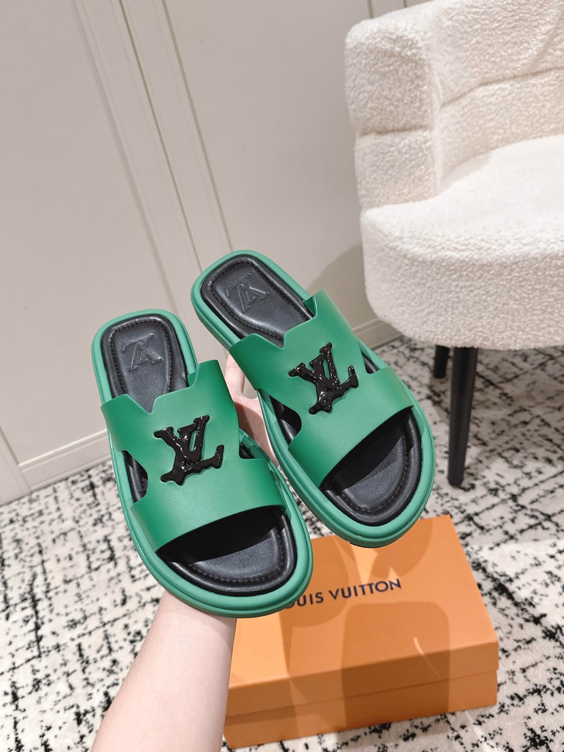 The latest men's thick-soled slippers and sandals from LV (Louis Vuitton)This original purchased and developed flip-flops are made of Monogram grainy cowhide, presenting the exquisite appearance of the brand's Monogram canvas. The upper of the shoe features interlaced L and V letters, highlighting a leisurely and elegant style. The soft rubber outsole provides a comfortable wearing experienceThe delivery counter is beautifully packaged
