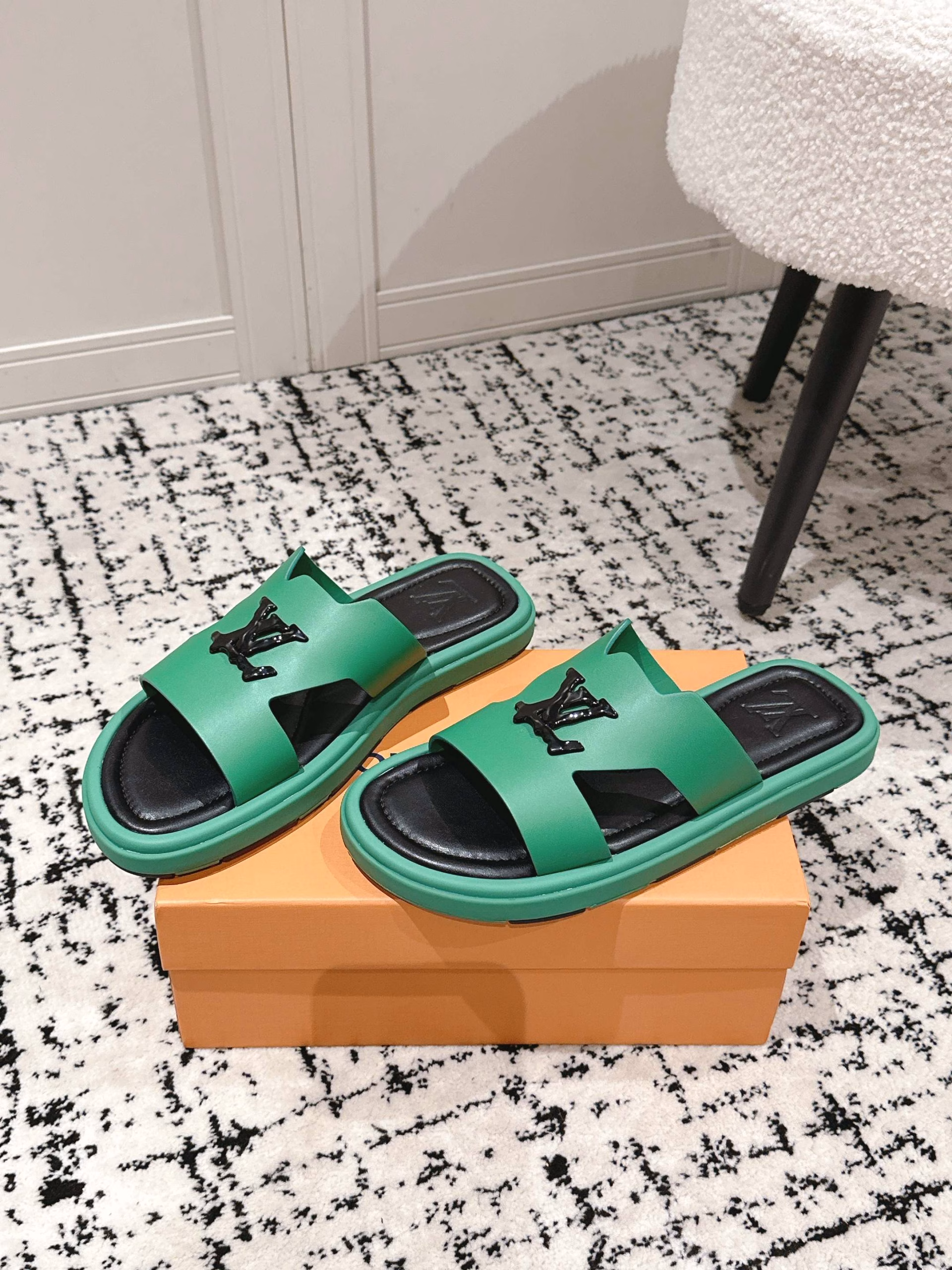 The latest men's thick-soled slippers and sandals from LV (Louis Vuitton)This original purchased and developed flip-flops are made of Monogram grainy cowhide, presenting the exquisite appearance of the brand's Monogram canvas. The upper of the shoe features interlaced L and V letters, highlighting a leisurely and elegant style. The soft rubber outsole provides a comfortable wearing experienceThe delivery counter is beautifully packaged