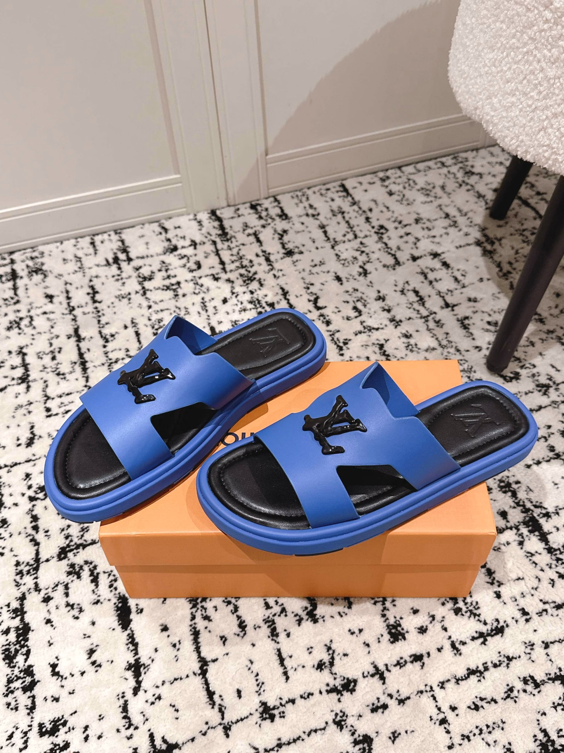 The latest men's thick-soled slippers and sandals from LV (Louis Vuitton)This original purchased and developed flip-flops are made of Monogram grainy cowhide, presenting the exquisite appearance of the brand's Monogram canvas. The upper of the shoe features interlaced L and V letters, highlighting a leisurely and elegant style. The soft rubber outsole provides a comfortable wearing experienceThe delivery counter is beautifully packaged