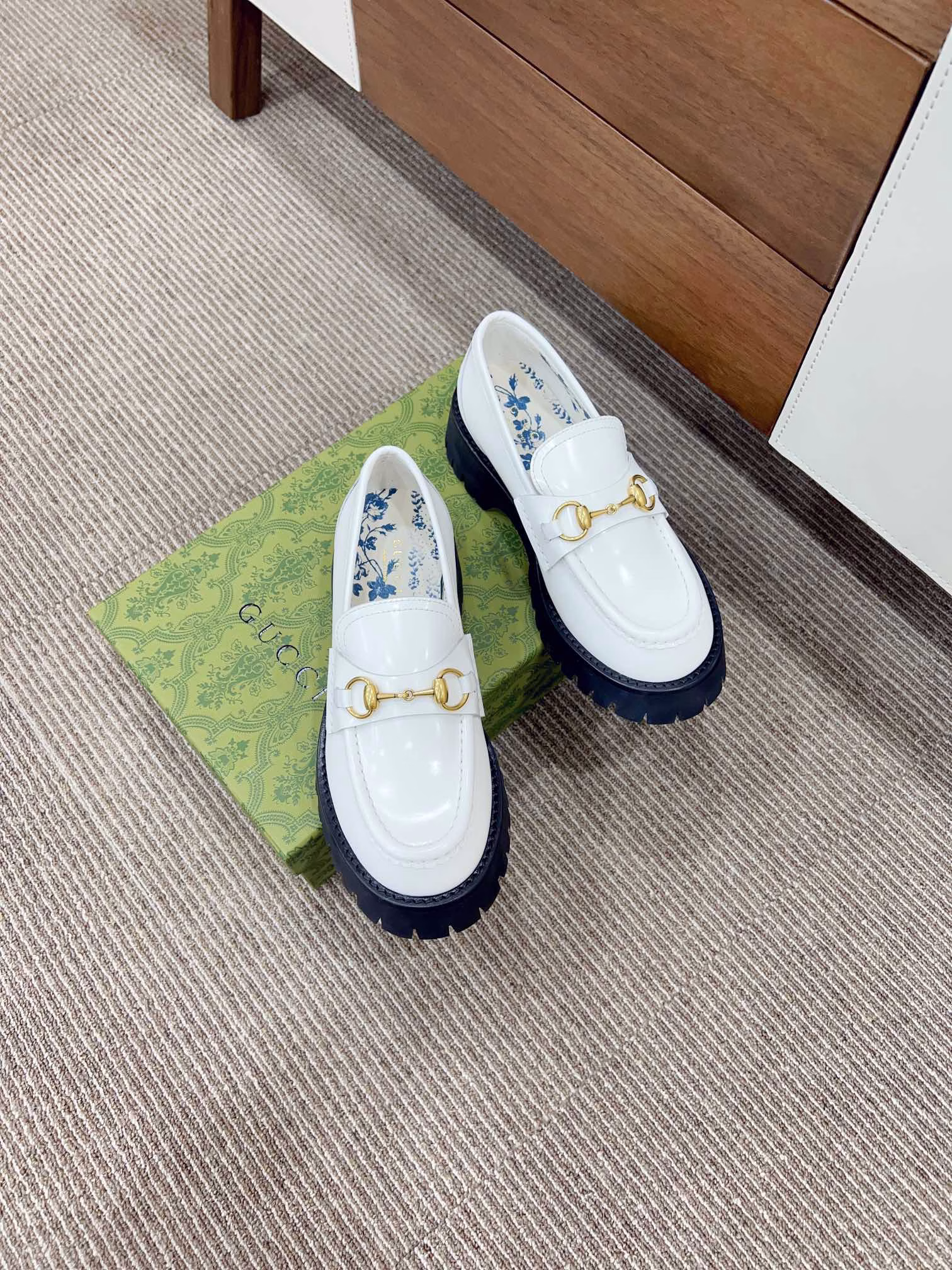 𝙂𝙪𝙘𝙘✅𝟐𝟎𝟐𝟑𝙨𝙨 CertifiedClassic loafersThis loafer with horse rank buttons features a grooved sole design and a blue rose bud lining on the insole. Since the 1950s, the classic horse link loafers have been part of 𝙂𝙪𝙘𝙘 's creative history, embodying both traditional essence and modern fashion charm. This classic loafer, based on traditional design, ingeniously incorporates a modern rubber grooved sole, paying tribute to the brand's equestrian roots.
