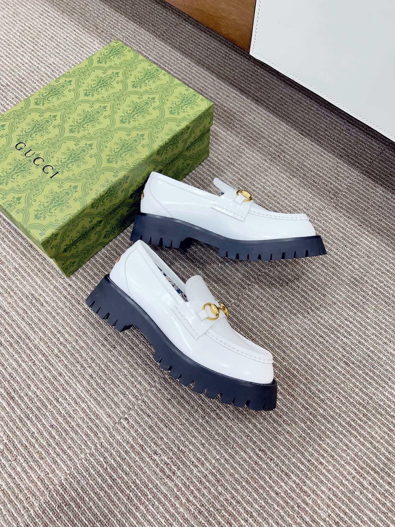 𝙂𝙪𝙘𝙘✅𝟐𝟎𝟐𝟑𝙨𝙨 CertifiedClassic loafersThis loafer with horse rank buttons features a grooved sole design and a blue rose bud lining on the insole. Since the 1950s, the classic horse link loafers have been part of 𝙂𝙪𝙘𝙘 's creative history, embodying both traditional essence and modern fashion charm. This classic loafer, based on traditional design, ingeniously incorporates a modern rubber grooved sole, paying tribute to the brand's equestrian roots.