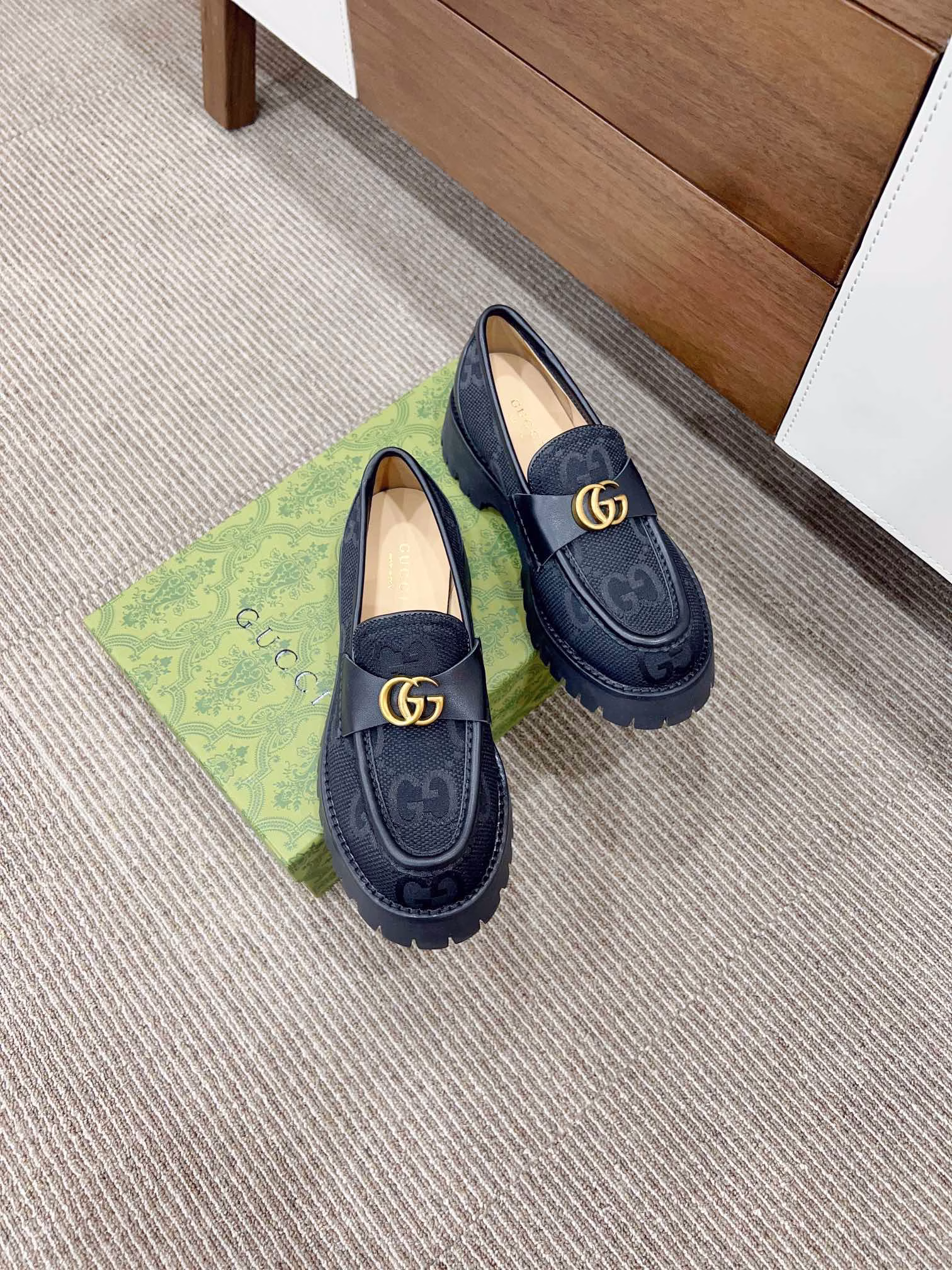 𝙂𝙪𝙘𝙘✅𝟐𝟎𝟐𝟑𝙨𝙨 CertifiedClassic loafersThis loafer with horse rank buttons features a grooved sole design and a blue rose bud lining on the insole. Since the 1950s, the classic horse link loafers have been part of 𝙂𝙪𝙘𝙘 's creative history, embodying both traditional essence and modern fashion charm. This classic loafer, based on traditional design, ingeniously incorporates a modern rubber grooved sole, paying tribute to the brand's equestrian roots.