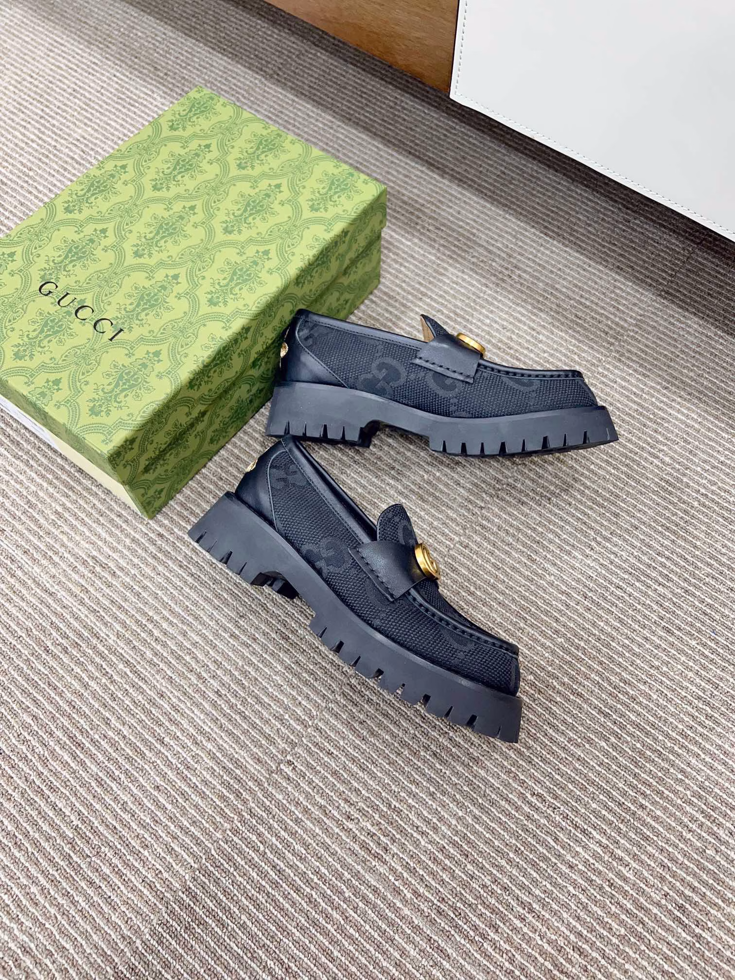 𝙂𝙪𝙘𝙘✅𝟐𝟎𝟐𝟑𝙨𝙨 CertifiedClassic loafersThis loafer with horse rank buttons features a grooved sole design and a blue rose bud lining on the insole. Since the 1950s, the classic horse link loafers have been part of 𝙂𝙪𝙘𝙘 's creative history, embodying both traditional essence and modern fashion charm. This classic loafer, based on traditional design, ingeniously incorporates a modern rubber grooved sole, paying tribute to the brand's equestrian roots.