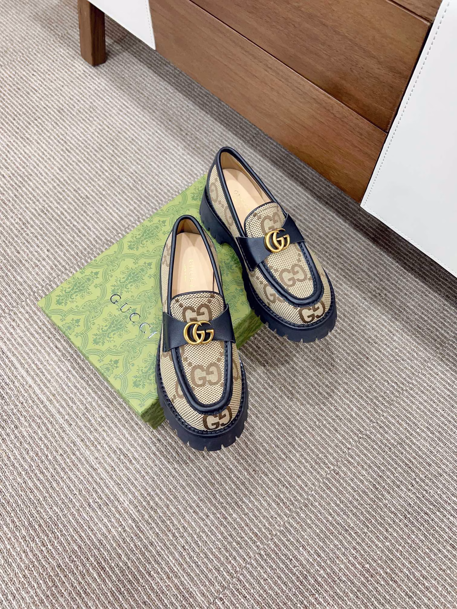 𝙂𝙪𝙘𝙘✅𝟐𝟎𝟐𝟑𝙨𝙨 CertifiedClassic loafersThis loafer with horse rank buttons features a grooved sole design and a blue rose bud lining on the insole. Since the 1950s, the classic horse link loafers have been part of 𝙂𝙪𝙘𝙘 's creative history, embodying both traditional essence and modern fashion charm. This classic loafer, based on traditional design, ingeniously incorporates a modern rubber grooved sole, paying tribute to the brand's equestrian roots.
