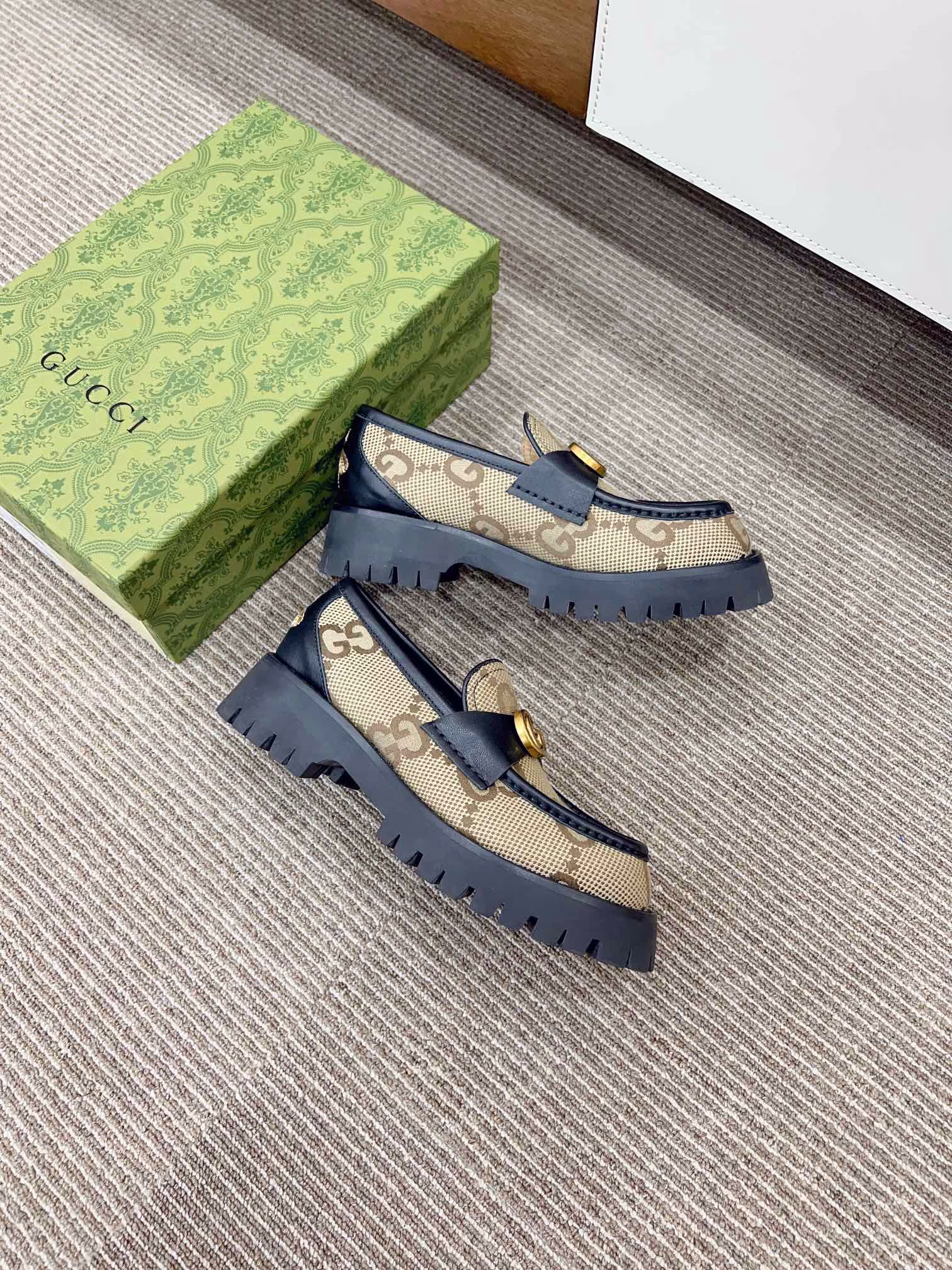 𝙂𝙪𝙘𝙘✅𝟐𝟎𝟐𝟑𝙨𝙨 CertifiedClassic loafersThis loafer with horse rank buttons features a grooved sole design and a blue rose bud lining on the insole. Since the 1950s, the classic horse link loafers have been part of 𝙂𝙪𝙘𝙘 's creative history, embodying both traditional essence and modern fashion charm. This classic loafer, based on traditional design, ingeniously incorporates a modern rubber grooved sole, paying tribute to the brand's equestrian roots.
