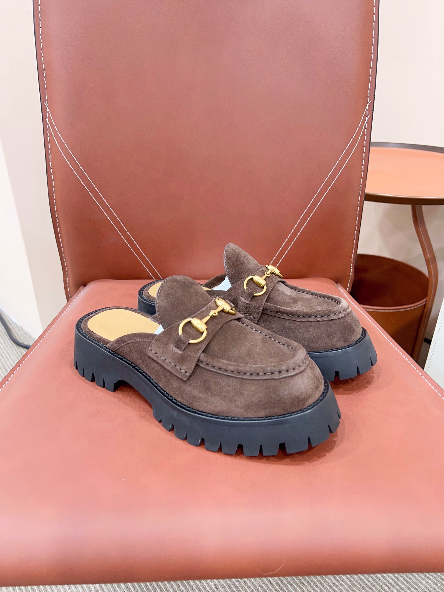 Gucc* Gucci's new classic horse link thick-soled sponge loafers. The classic horse link loafers paired with Little Bee have always favored the retro school style. They go well with skirts, dress pants, shorts + stockings, wide-leg pants, and jeans. Retro yet modern, what style does it match?
