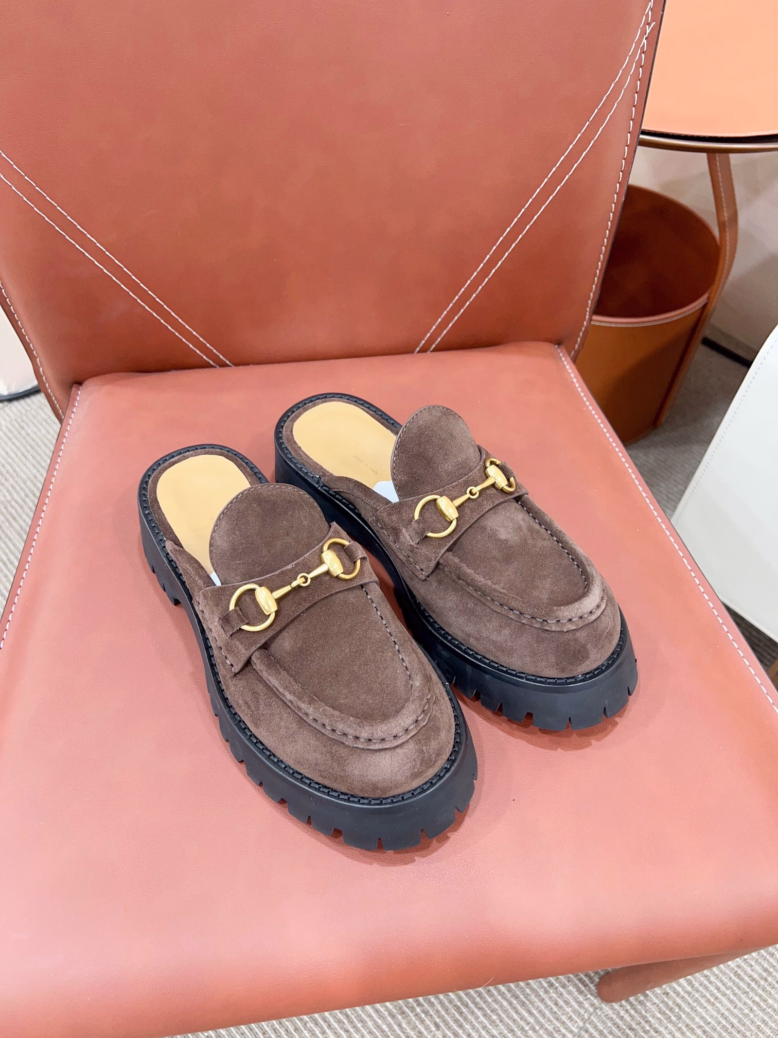 Gucc* Gucci's new classic horse link thick-soled sponge loafers. The classic horse link loafers paired with Little Bee have always favored the retro school style. They go well with skirts, dress pants, shorts + stockings, wide-leg pants, and jeans. Retro yet modern, what style does it match?