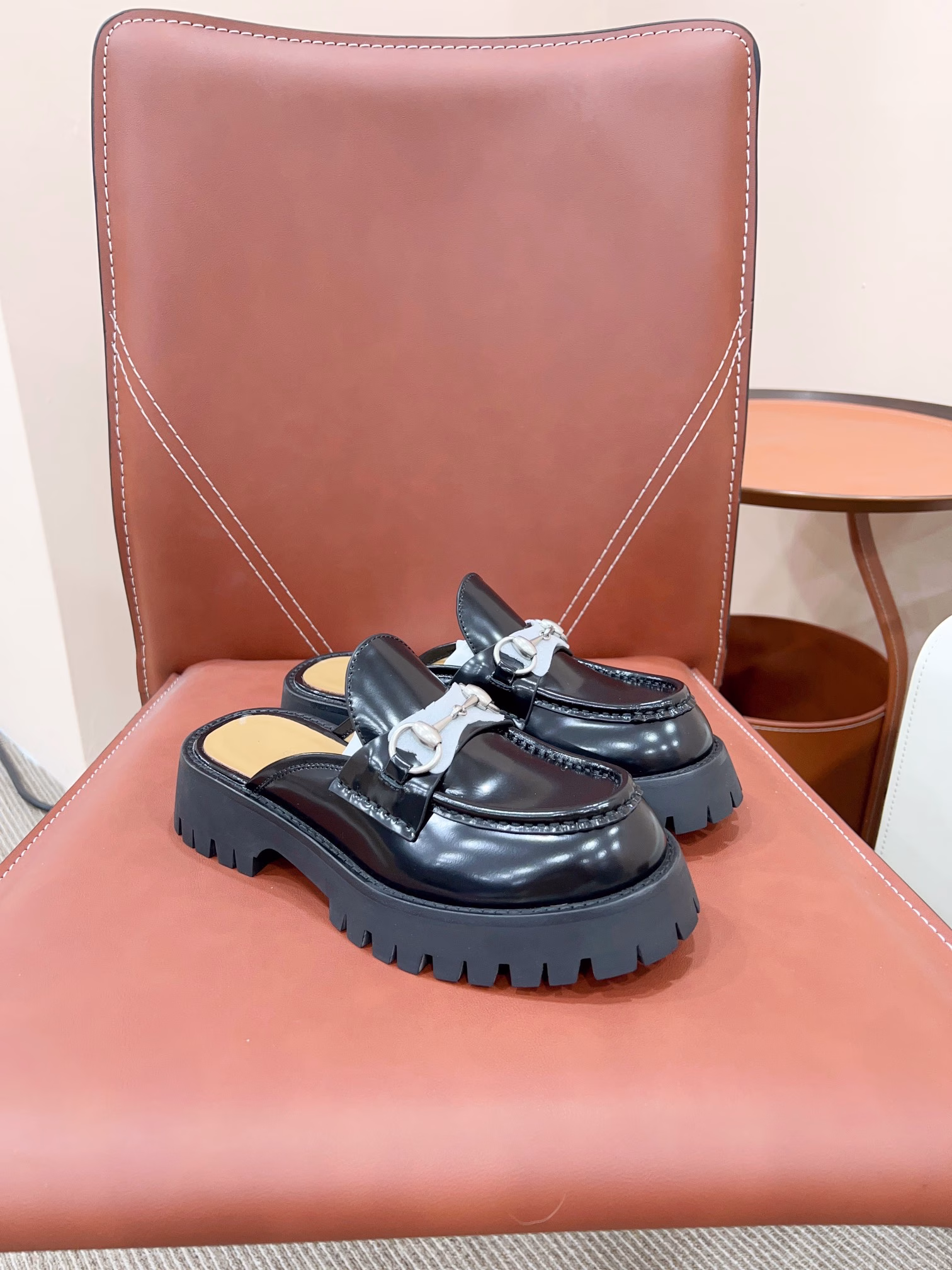 Gucc* Gucci's new classic horse link thick-soled sponge loafers. The classic horse link loafers paired with Little Bee have always favored the retro school style. They go well with skirts, dress pants, shorts + stockings, wide-leg pants, and jeans. Retro yet modern, what style does it match?