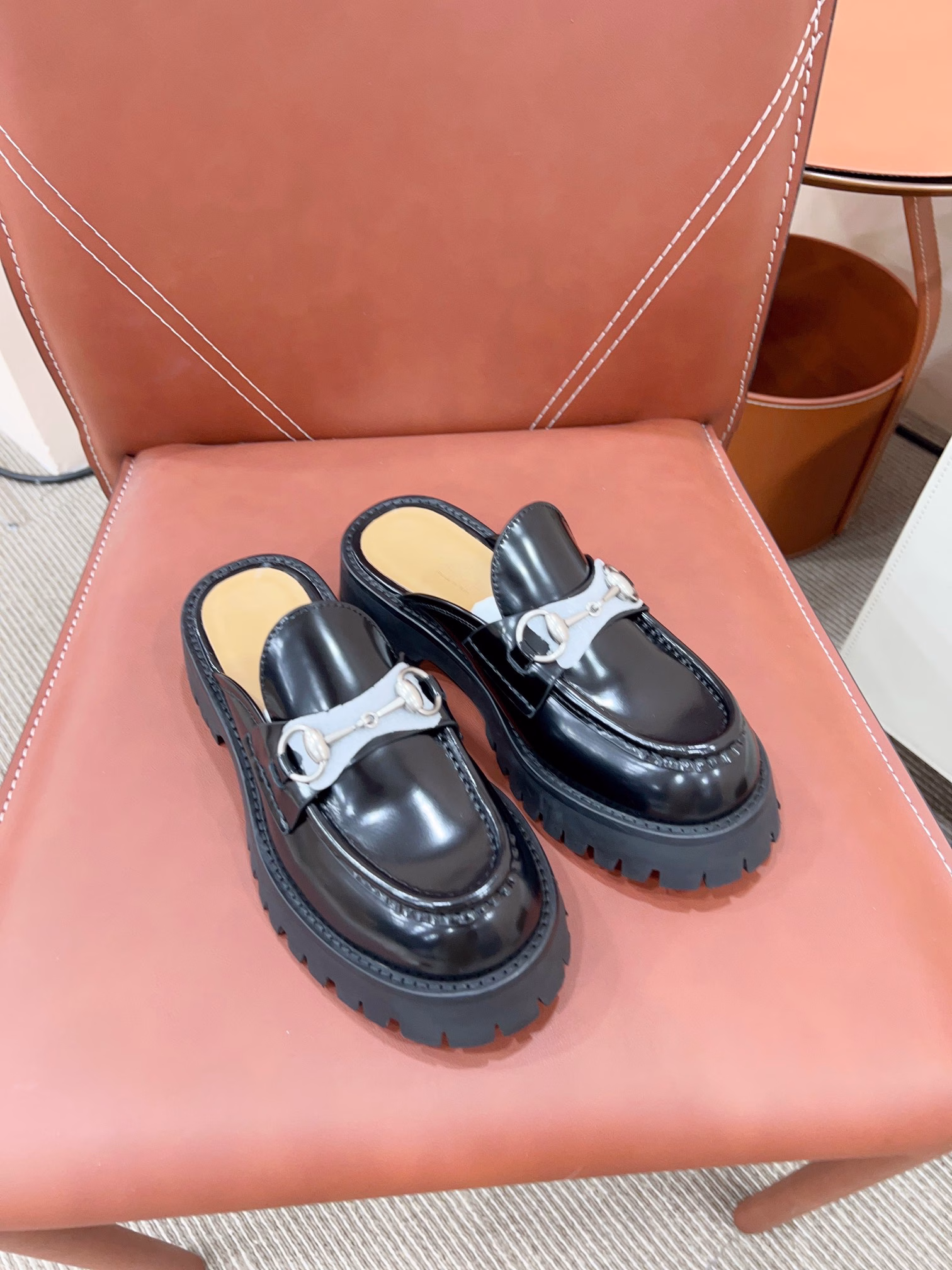Gucc* Gucci's new classic horse link thick-soled sponge loafers. The classic horse link loafers paired with Little Bee have always favored the retro school style. They go well with skirts, dress pants, shorts + stockings, wide-leg pants, and jeans. Retro yet modern, what style does it match?