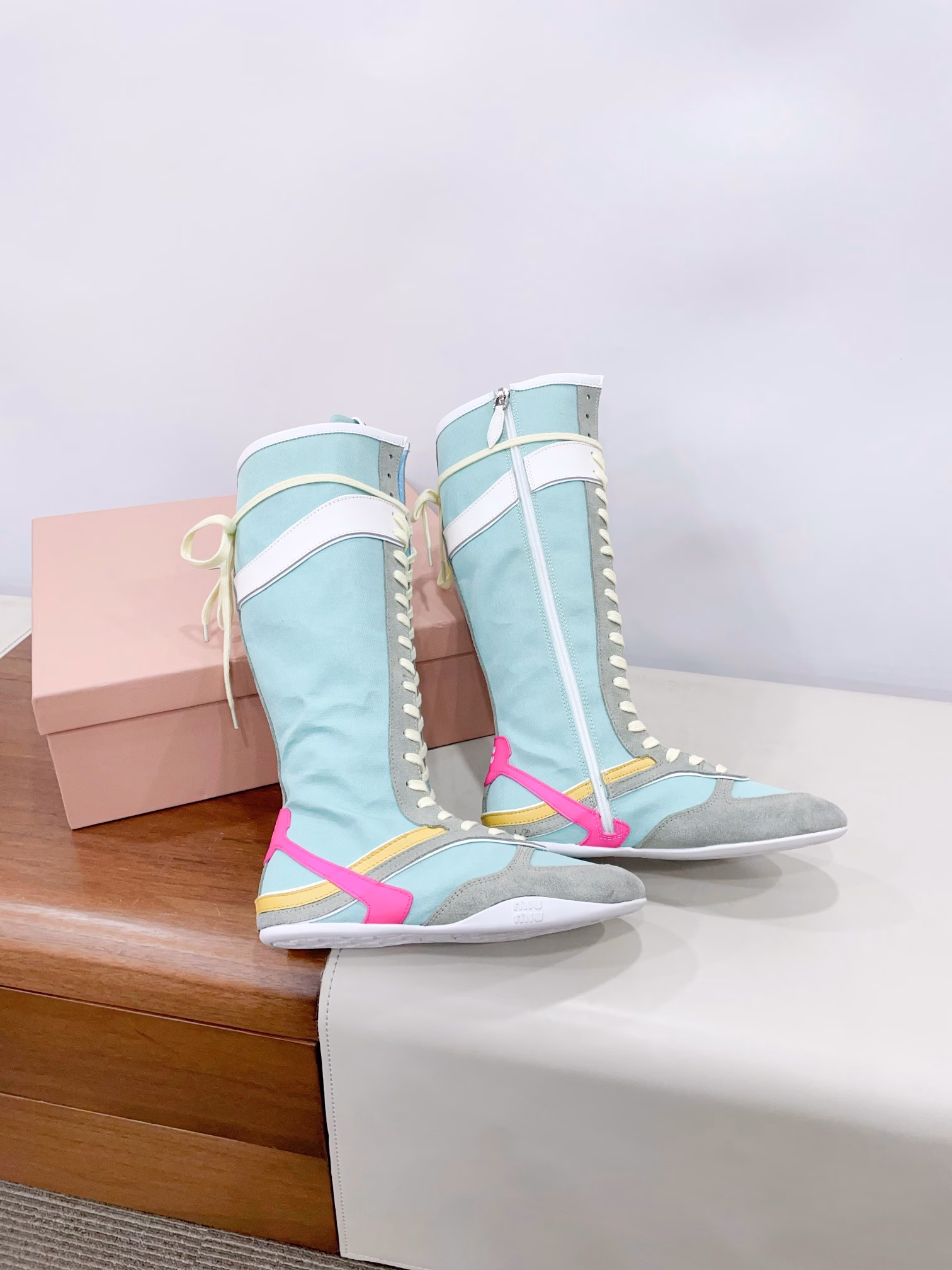 MiuMiu's new spring and summer fashion show features German training casual bootsThe runway craftsmanship is a close-up of the details from the Miu Miu collection. The first trend element of the new seasonThe concept of the moment's favorite is a diverse collision, conveying a modern style ~ It looks good no matter how you wear it. Is it the favorite of fashionistas this summerIt doesn't look very comfortable, but it's super comfortable to put on