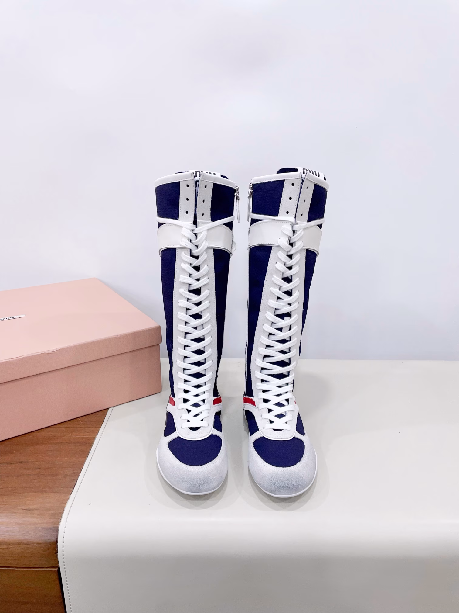 MiuMiu's new spring and summer fashion show features German training casual bootsThe runway craftsmanship is a close-up of the details from the Miu Miu collection. The first trend element of the new seasonThe concept of the moment's favorite is a diverse collision, conveying a modern style ~ It looks good no matter how you wear it. Is it the favorite of fashionistas this summerIt doesn't look very comfortable, but it's super comfortable to put on
