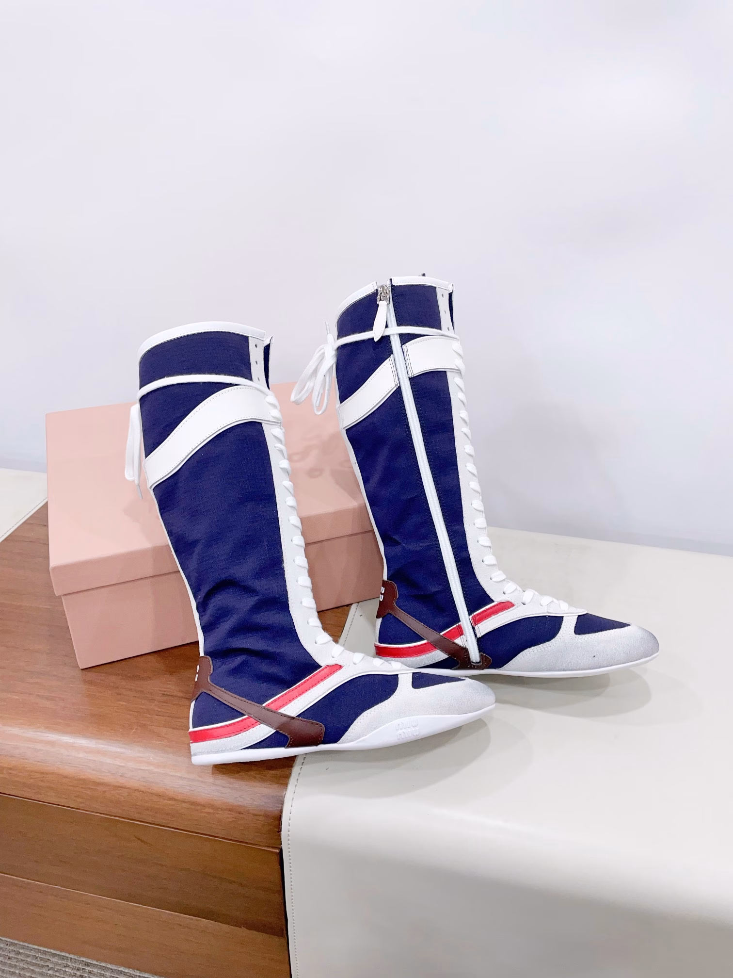 MiuMiu's new spring and summer fashion show features German training casual bootsThe runway craftsmanship is a close-up of the details from the Miu Miu collection. The first trend element of the new seasonThe concept of the moment's favorite is a diverse collision, conveying a modern style ~ It looks good no matter how you wear it. Is it the favorite of fashionistas this summerIt doesn't look very comfortable, but it's super comfortable to put on