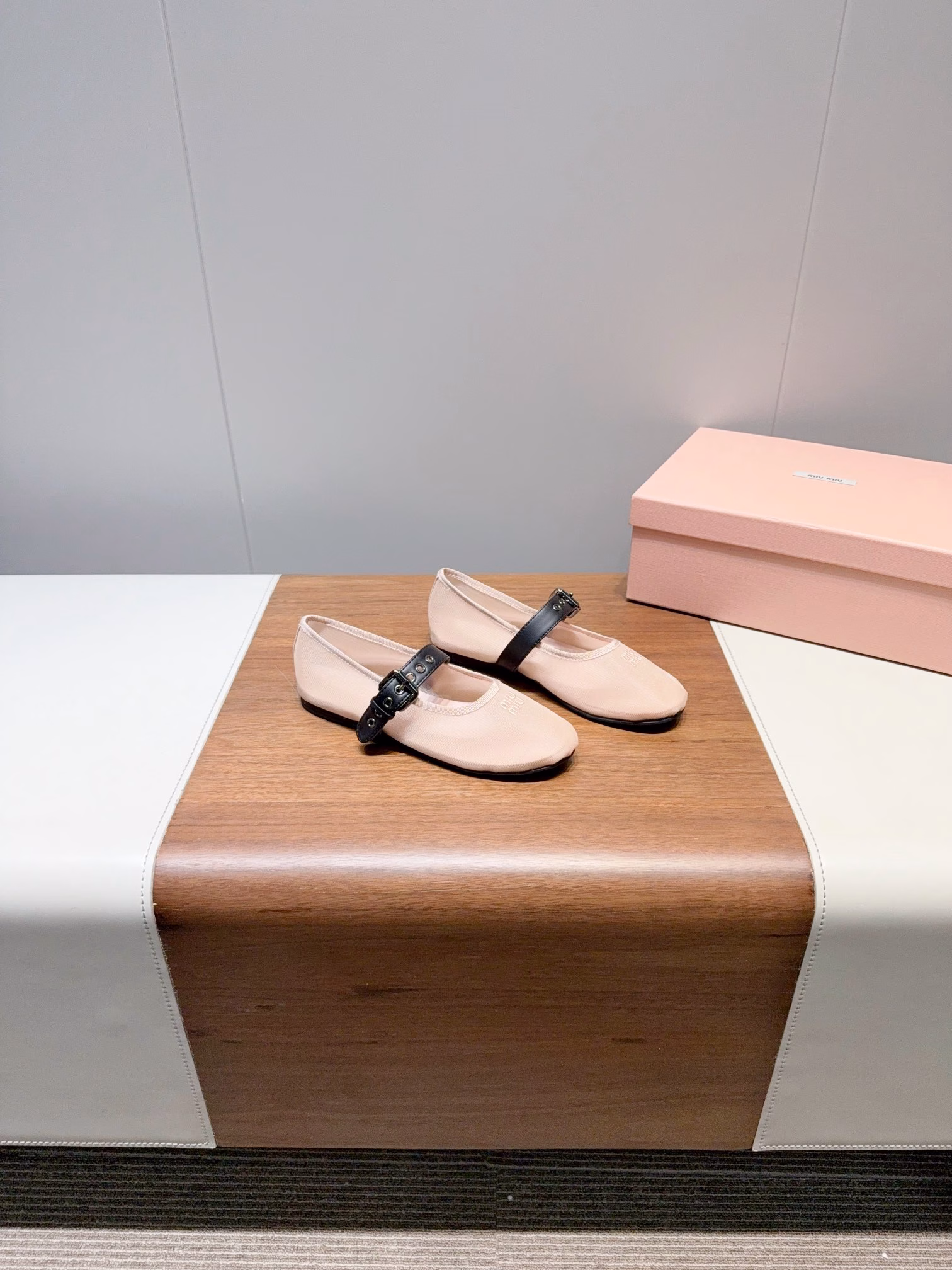 MIuMi- New Fairy ballet shoesIntegrating the dynamic charm of ballet into daily life, the classic silhouettes of dance shoes are depicted with modern strokes. Drawing inspiration from classic Japanese footwear, it is simple yet not complicated, suitable for various styles, and stylish and dynamic with every step. Fishing net ballet shoes, with avant-garde mesh upper and classic ballet shoe shape, combine soft materials. The breathable mesh upper is both casual and elegant, adding a touch of unrestrained style to the original sweetness. The original rubber anti-slip outsole