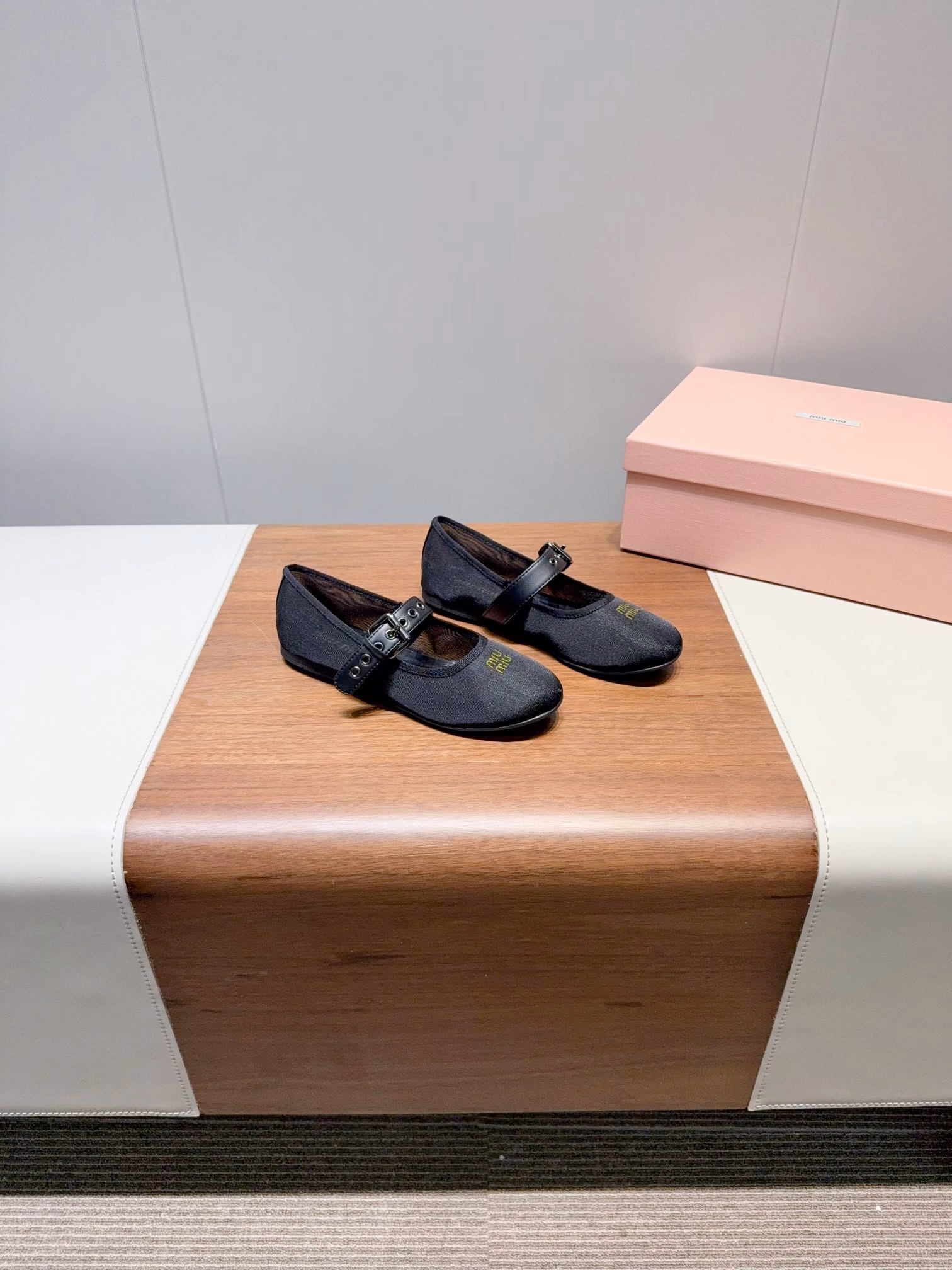 MIuMi- New Fairy ballet shoesIntegrating the dynamic charm of ballet into daily life, the classic silhouettes of dance shoes are depicted with modern strokes. Drawing inspiration from classic Japanese footwear, it is simple yet not complicated, suitable for various styles, and stylish and dynamic with every step. Fishing net ballet shoes, with avant-garde mesh upper and classic ballet shoe shape, combine soft materials. The breathable mesh upper is both casual and elegant, adding a touch of unrestrained style to the original sweetness. The original rubber anti-slip outsole