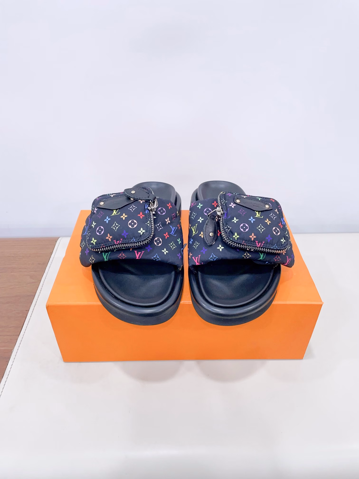 Louis Vuitto* x TM Takashi Murakami collaboration Black and White tri-color Velcro Wallet Bread Flat SlippersThe original purchased, developed and produced Pool Pillow Comfort flip-flop is from the cross-border collaboration series with Japanese artist Takashi Murakami. It features bright Monogram patterns highlighting the artist's signature vibrant colors. The wide Velcro LACES with a zipper pocket exude a striking personality, while the resilient insole and lightweight textured outsole provide a comfortable experienceDelivery counter beautifully packaged 🛍📦