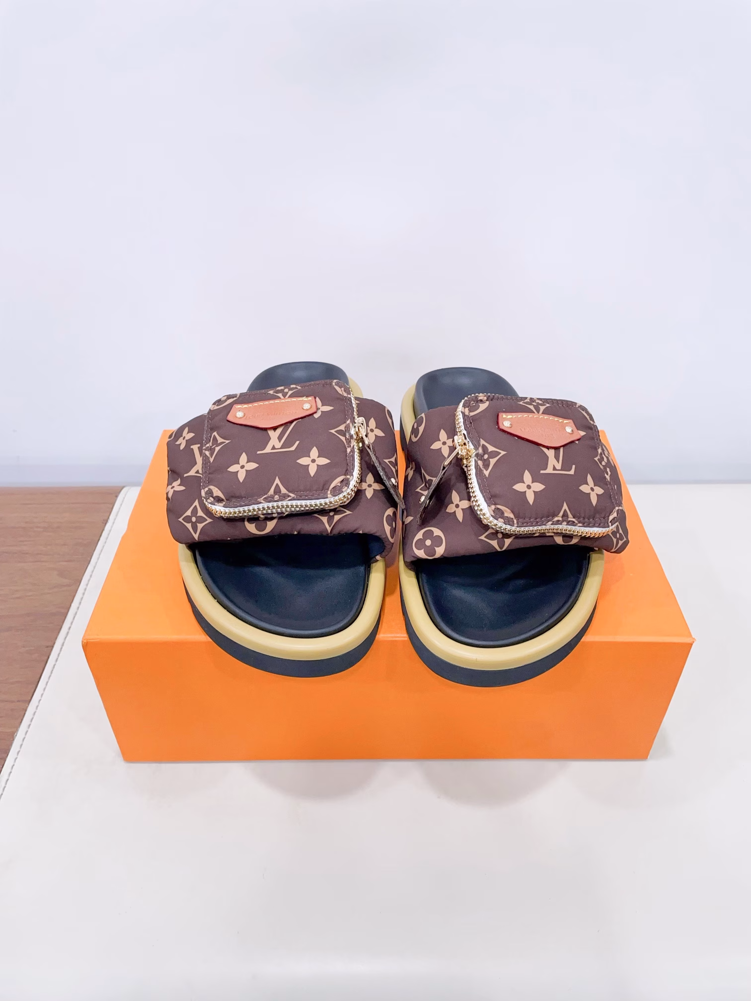 Louis Vuitto* x TM Takashi Murakami collaboration Black and White tri-color Velcro Wallet Bread Flat SlippersThe original purchased, developed and produced Pool Pillow Comfort flip-flop is from the cross-border collaboration series with Japanese artist Takashi Murakami. It features bright Monogram patterns highlighting the artist's signature vibrant colors. The wide Velcro LACES with a zipper pocket exude a striking personality, while the resilient insole and lightweight textured outsole provide a comfortable experienceDelivery counter beautifully packaged 🛍📦