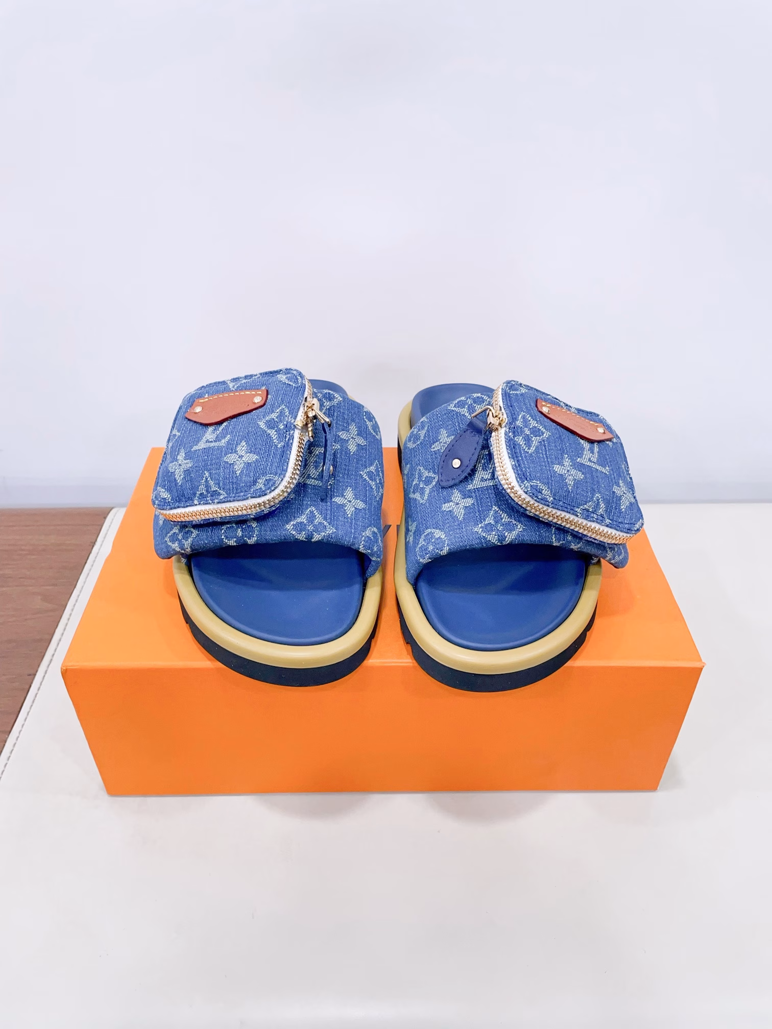 Louis Vuitto* x TM Takashi Murakami collaboration Black and White tri-color Velcro Wallet Bread Flat SlippersThe original purchased, developed and produced Pool Pillow Comfort flip-flop is from the cross-border collaboration series with Japanese artist Takashi Murakami. It features bright Monogram patterns highlighting the artist's signature vibrant colors. The wide Velcro LACES with a zipper pocket exude a striking personality, while the resilient insole and lightweight textured outsole provide a comfortable experienceDelivery counter beautifully packaged 🛍📦