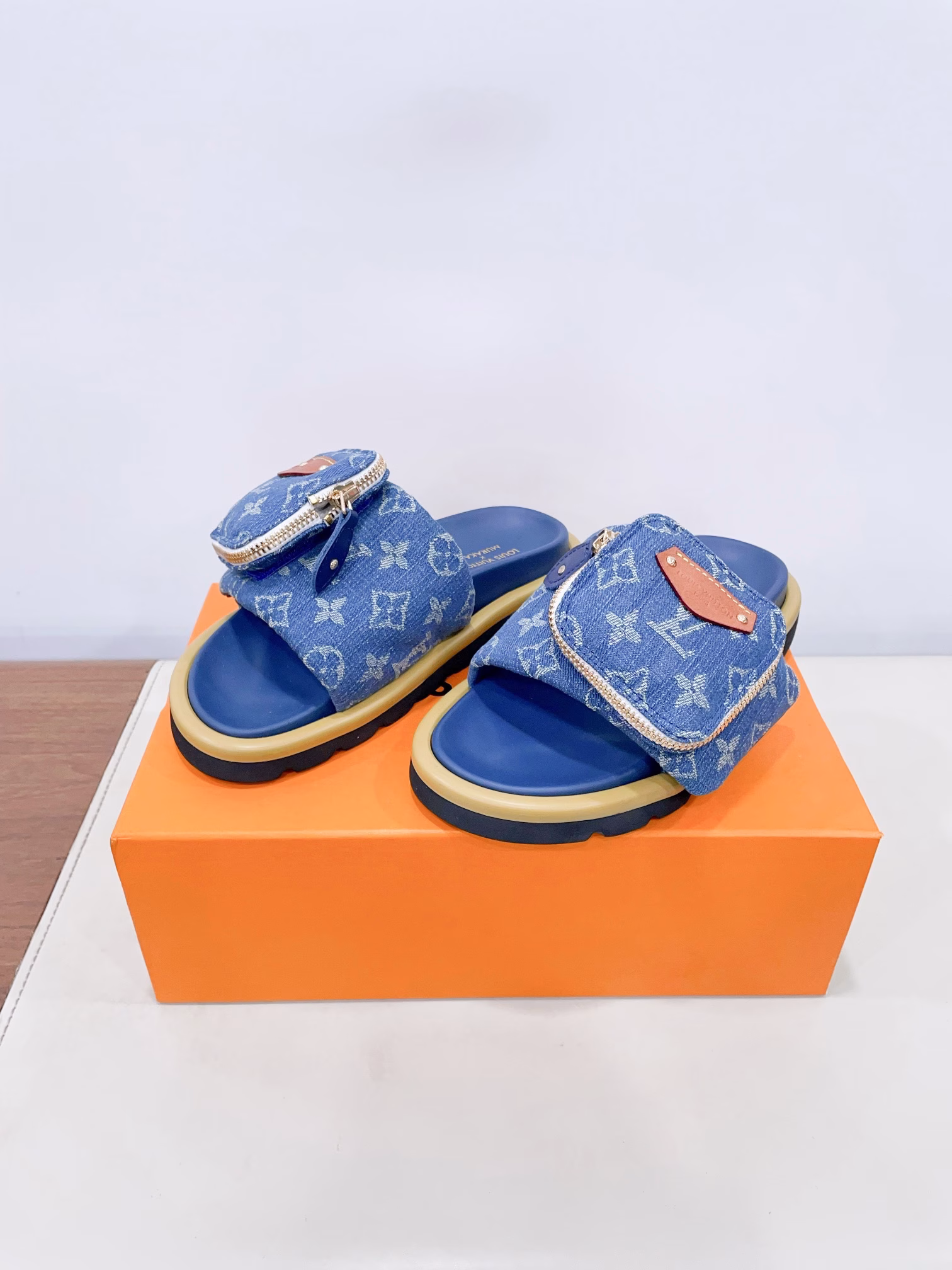 Louis Vuitto* x TM Takashi Murakami collaboration Black and White tri-color Velcro Wallet Bread Flat SlippersThe original purchased, developed and produced Pool Pillow Comfort flip-flop is from the cross-border collaboration series with Japanese artist Takashi Murakami. It features bright Monogram patterns highlighting the artist's signature vibrant colors. The wide Velcro LACES with a zipper pocket exude a striking personality, while the resilient insole and lightweight textured outsole provide a comfortable experienceDelivery counter beautifully packaged 🛍📦