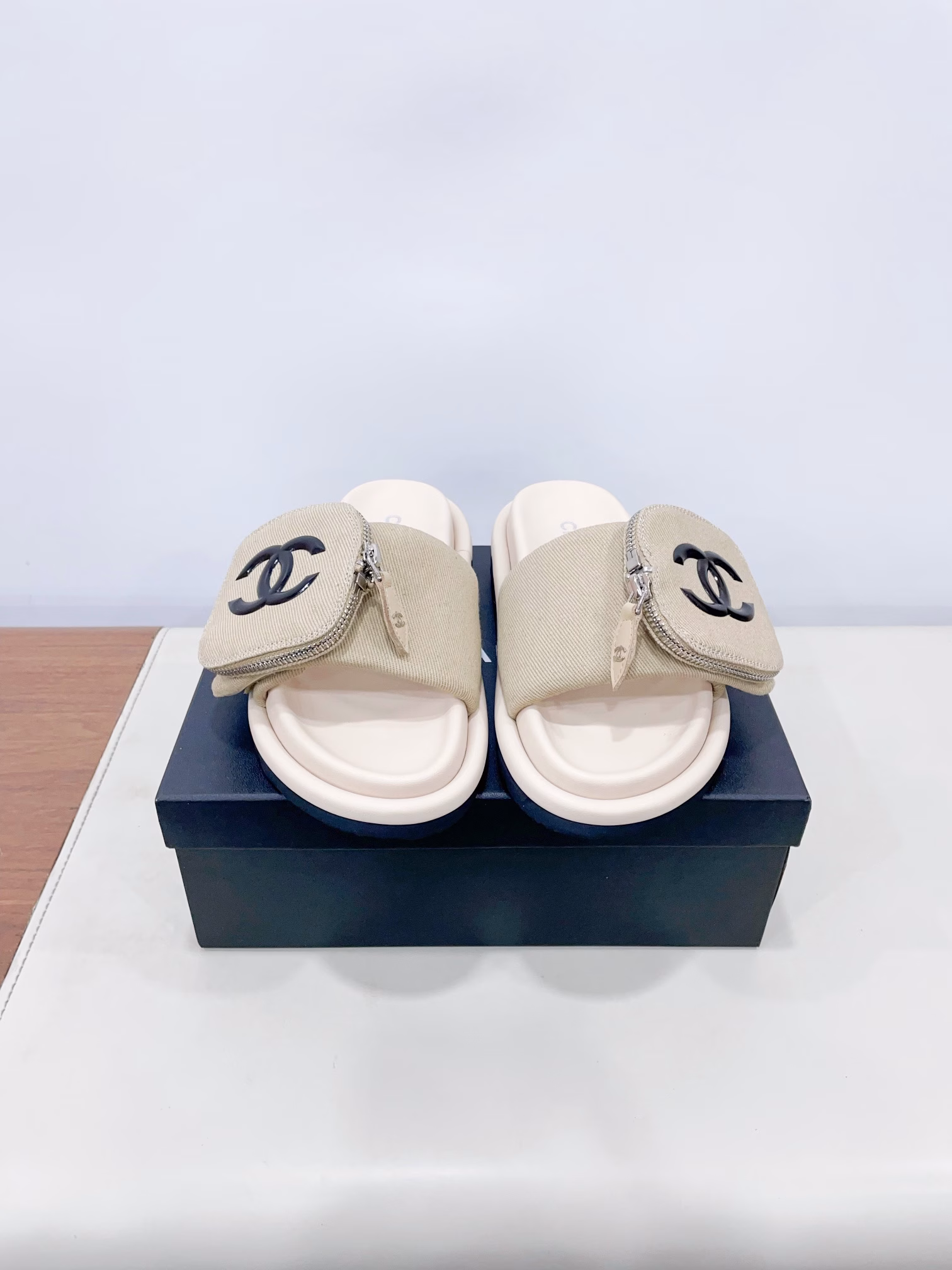 CHANEL 25P Spring/Summer New collectionThe bag is decorated with thick-soled lazy slippersLazy MUST-HAVE 👏 SLIPPERS THAT WILL be ADDICTIVE to WEARIt's extremely soft and comfortable, allowing you to break free from all the constraintsThe cute bread-shaped shoes are very friendly to babies with wide feetThe outsole has a certain thickness. Wearing it makes the legs look slender and longVelcro can be adjusted in size at will. It's a must-have for fashionistas!The upper of the shoe is made of original custom-made imported fabricThe foot mat fits the soles of the feet very well and is extremely comfortable to wearIt's a visible sense of comfort and a stress-free day of brisk walkingThe original molded, foamed outsole is anti-slip, wear-resistant and very lightweight