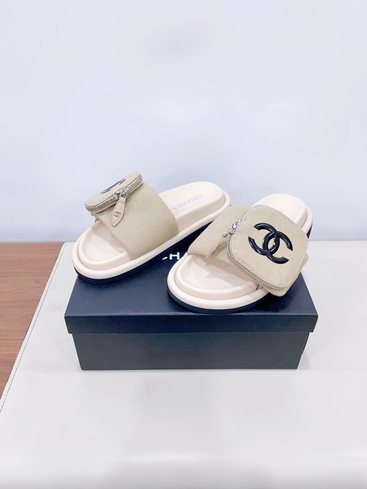 CHANEL 25P Spring/Summer New collectionThe bag is decorated with thick-soled lazy slippersLazy MUST-HAVE 👏 SLIPPERS THAT WILL be ADDICTIVE to WEARIt's extremely soft and comfortable, allowing you to break free from all the constraintsThe cute bread-shaped shoes are very friendly to babies with wide feetThe outsole has a certain thickness. Wearing it makes the legs look slender and longVelcro can be adjusted in size at will. It's a must-have for fashionistas!The upper of the shoe is made of original custom-made imported fabricThe foot mat fits the soles of the feet very well and is extremely comfortable to wearIt's a visible sense of comfort and a stress-free day of brisk walkingThe original molded, foamed outsole is anti-slip, wear-resistant and very lightweight