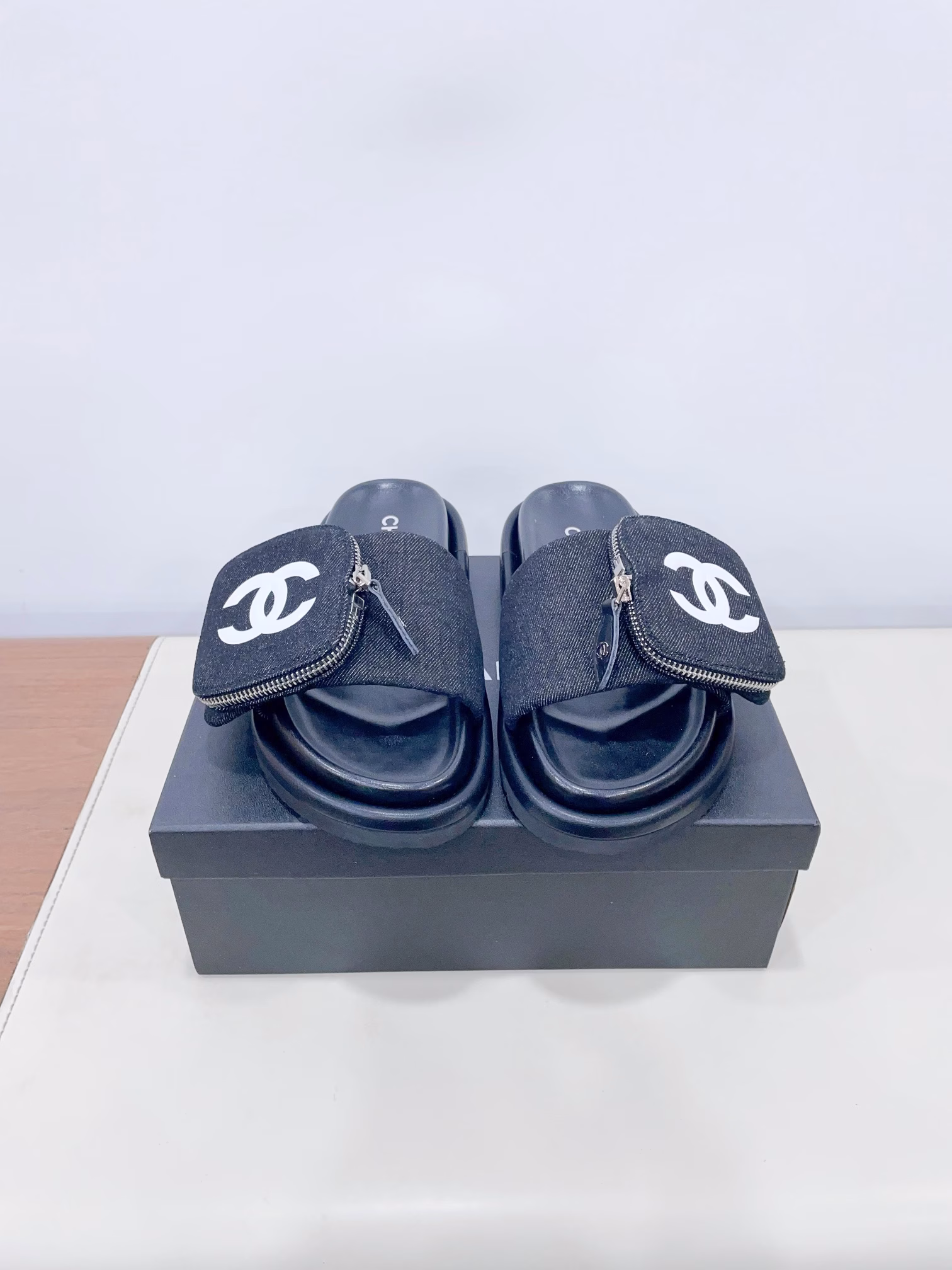 CHANEL 25P Spring/Summer New collectionThe bag is decorated with thick-soled lazy slippersLazy MUST-HAVE 👏 SLIPPERS THAT WILL be ADDICTIVE to WEARIt's extremely soft and comfortable, allowing you to break free from all the constraintsThe cute bread-shaped shoes are very friendly to babies with wide feetThe outsole has a certain thickness. Wearing it makes the legs look slender and longVelcro can be adjusted in size at will. It's a must-have for fashionistas!The upper of the shoe is made of original custom-made imported fabricThe foot mat fits the soles of the feet very well and is extremely comfortable to wearIt's a visible sense of comfort and a stress-free day of brisk walkingThe original molded, foamed outsole is anti-slip, wear-resistant and very lightweight