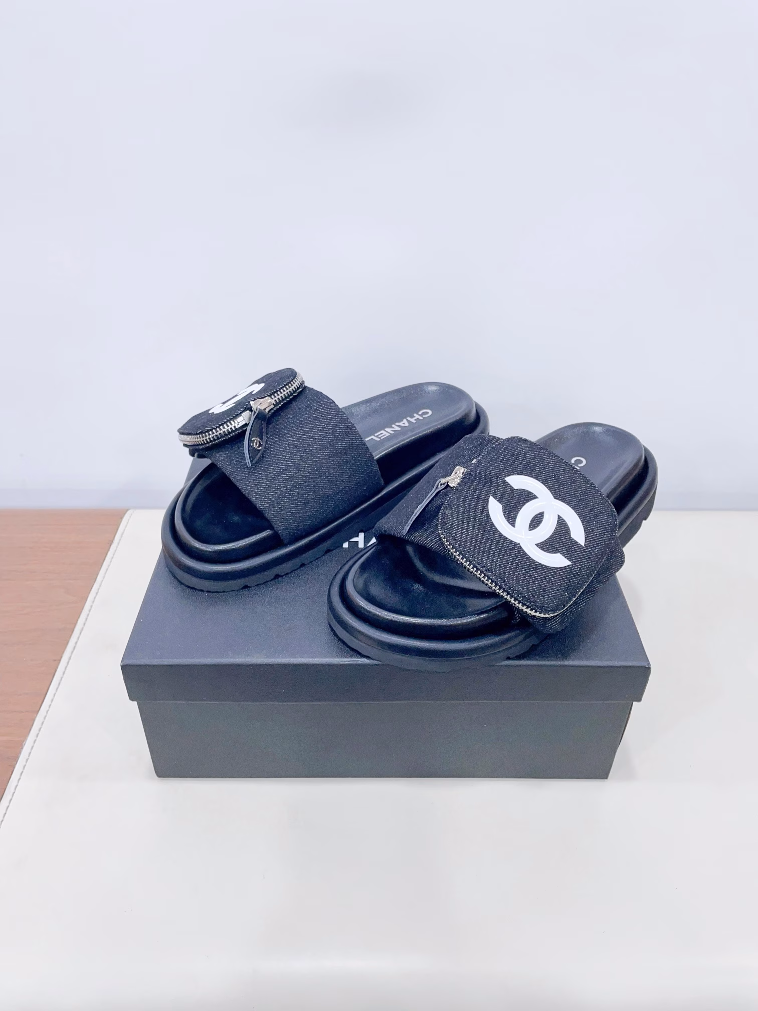 CHANEL 25P Spring/Summer New collectionThe bag is decorated with thick-soled lazy slippersLazy MUST-HAVE 👏 SLIPPERS THAT WILL be ADDICTIVE to WEARIt's extremely soft and comfortable, allowing you to break free from all the constraintsThe cute bread-shaped shoes are very friendly to babies with wide feetThe outsole has a certain thickness. Wearing it makes the legs look slender and longVelcro can be adjusted in size at will. It's a must-have for fashionistas!The upper of the shoe is made of original custom-made imported fabricThe foot mat fits the soles of the feet very well and is extremely comfortable to wearIt's a visible sense of comfort and a stress-free day of brisk walkingThe original molded, foamed outsole is anti-slip, wear-resistant and very lightweight