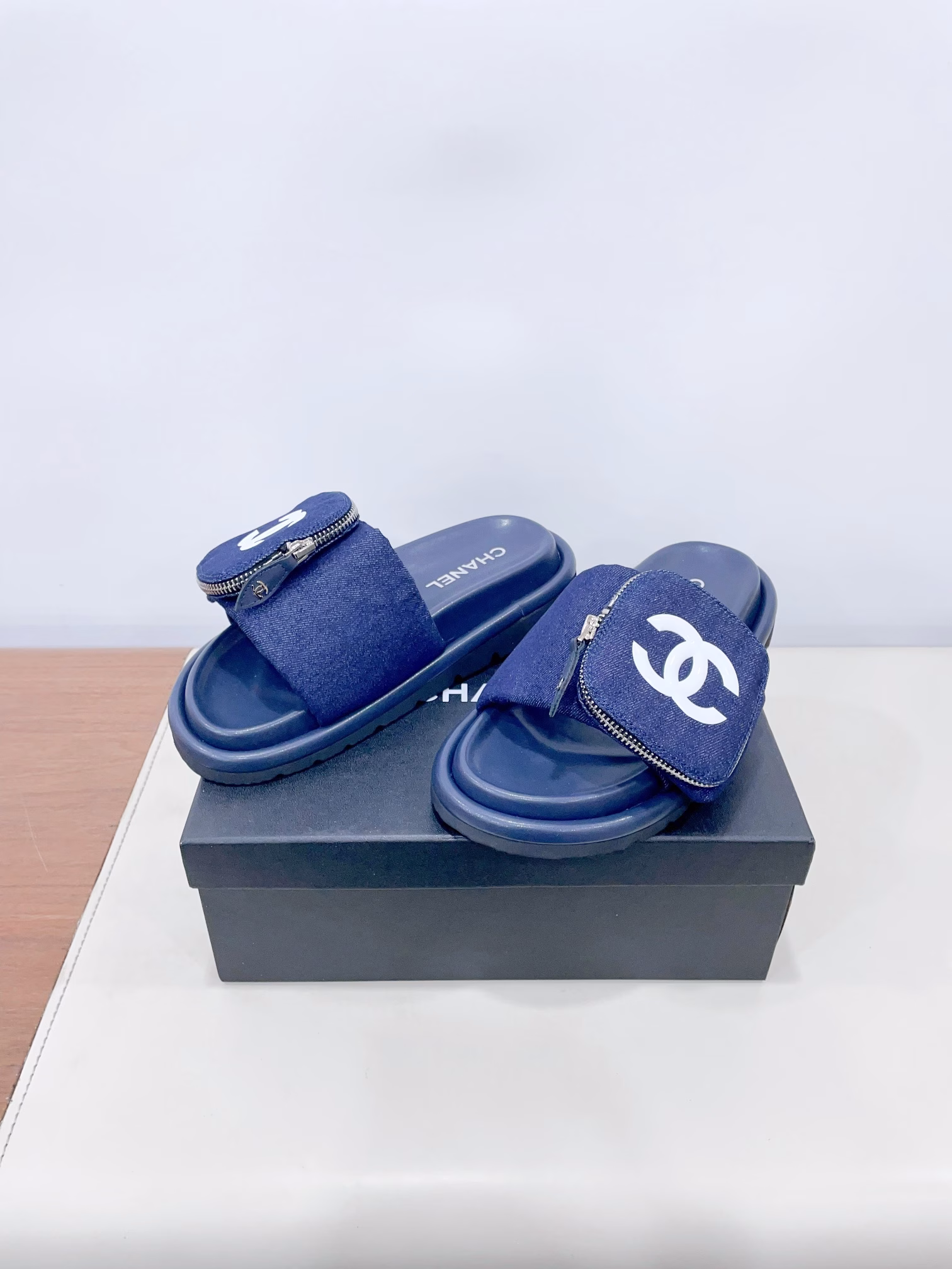 CHANEL 25P Spring/Summer New collectionThe bag is decorated with thick-soled lazy slippersLazy MUST-HAVE 👏 SLIPPERS THAT WILL be ADDICTIVE to WEARIt's extremely soft and comfortable, allowing you to break free from all the constraintsThe cute bread-shaped shoes are very friendly to babies with wide feetThe outsole has a certain thickness. Wearing it makes the legs look slender and longVelcro can be adjusted in size at will. It's a must-have for fashionistas!The upper of the shoe is made of original custom-made imported fabricThe foot mat fits the soles of the feet very well and is extremely comfortable to wearIt's a visible sense of comfort and a stress-free day of brisk walkingThe original molded, foamed outsole is anti-slip, wear-resistant and very lightweight