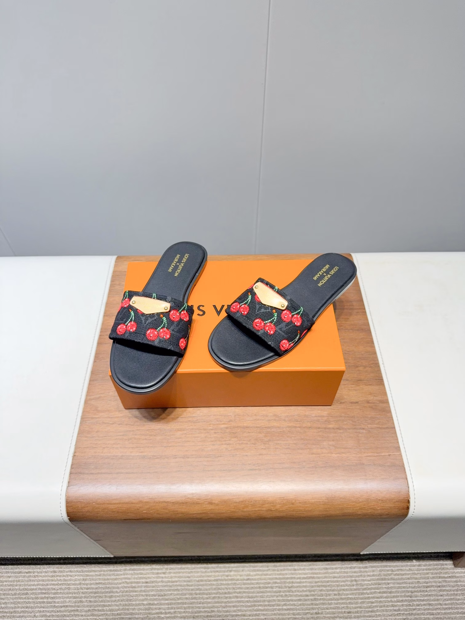 The most frequently seen item in Louis Vuitton's Takashi Murakami Cherry collection during the Spring and summer shows has been worn by many famous models. It is simple, elegant and very versatile. The upper is made of original cowhide. This all-leather, bare, hand-stitched upper is decorated with LV hardware buckle logo on the inside. It features breathable, comfortable and wear-resistant Italian genuine leather outsole