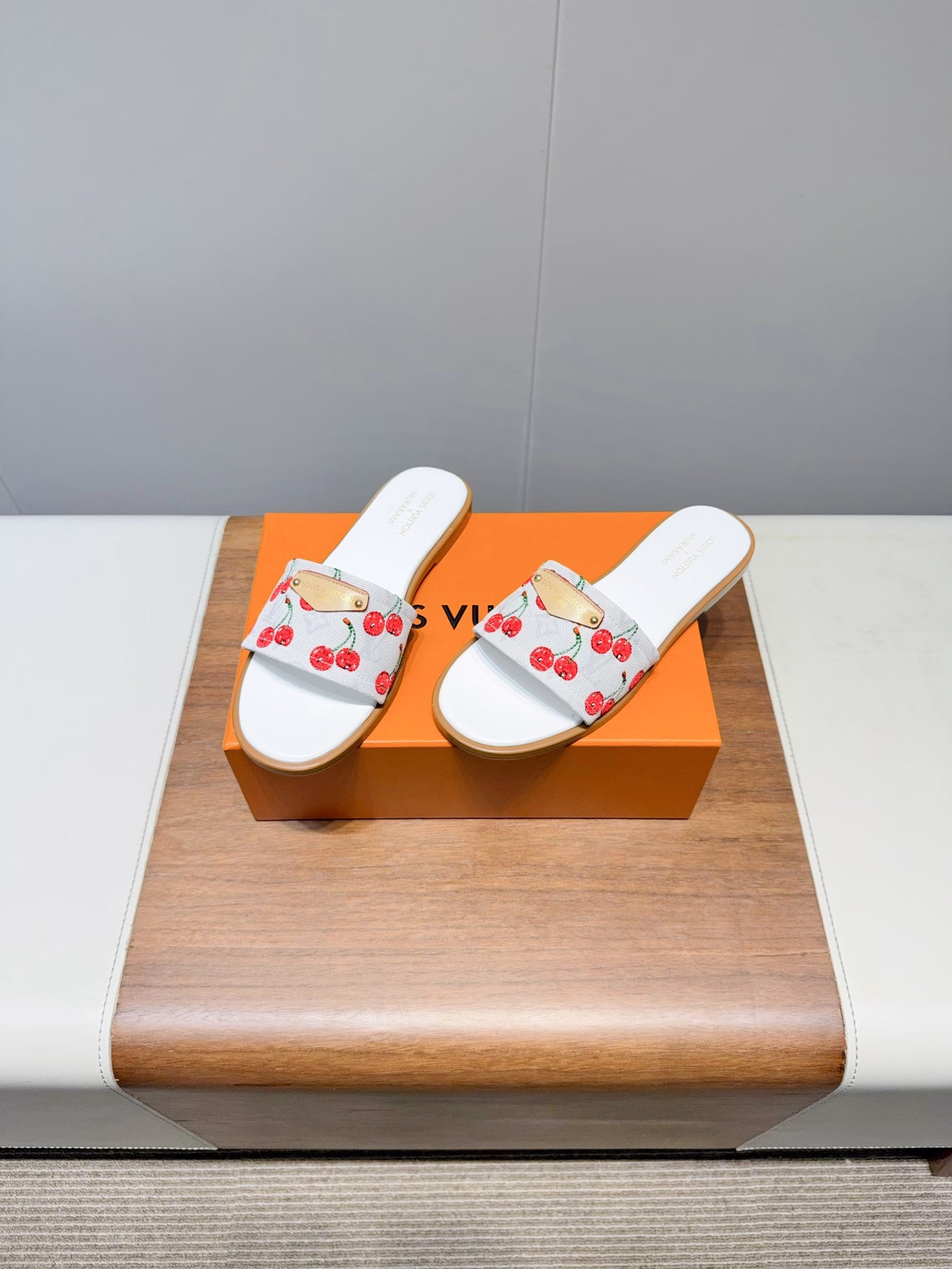The most frequently seen item in Louis Vuitton's Takashi Murakami Cherry collection during the Spring and summer shows has been worn by many famous models. It is simple, elegant and very versatile. The upper is made of original cowhide. This all-leather, bare, hand-stitched upper is decorated with LV hardware buckle logo on the inside. It features breathable, comfortable and wear-resistant Italian genuine leather outsole