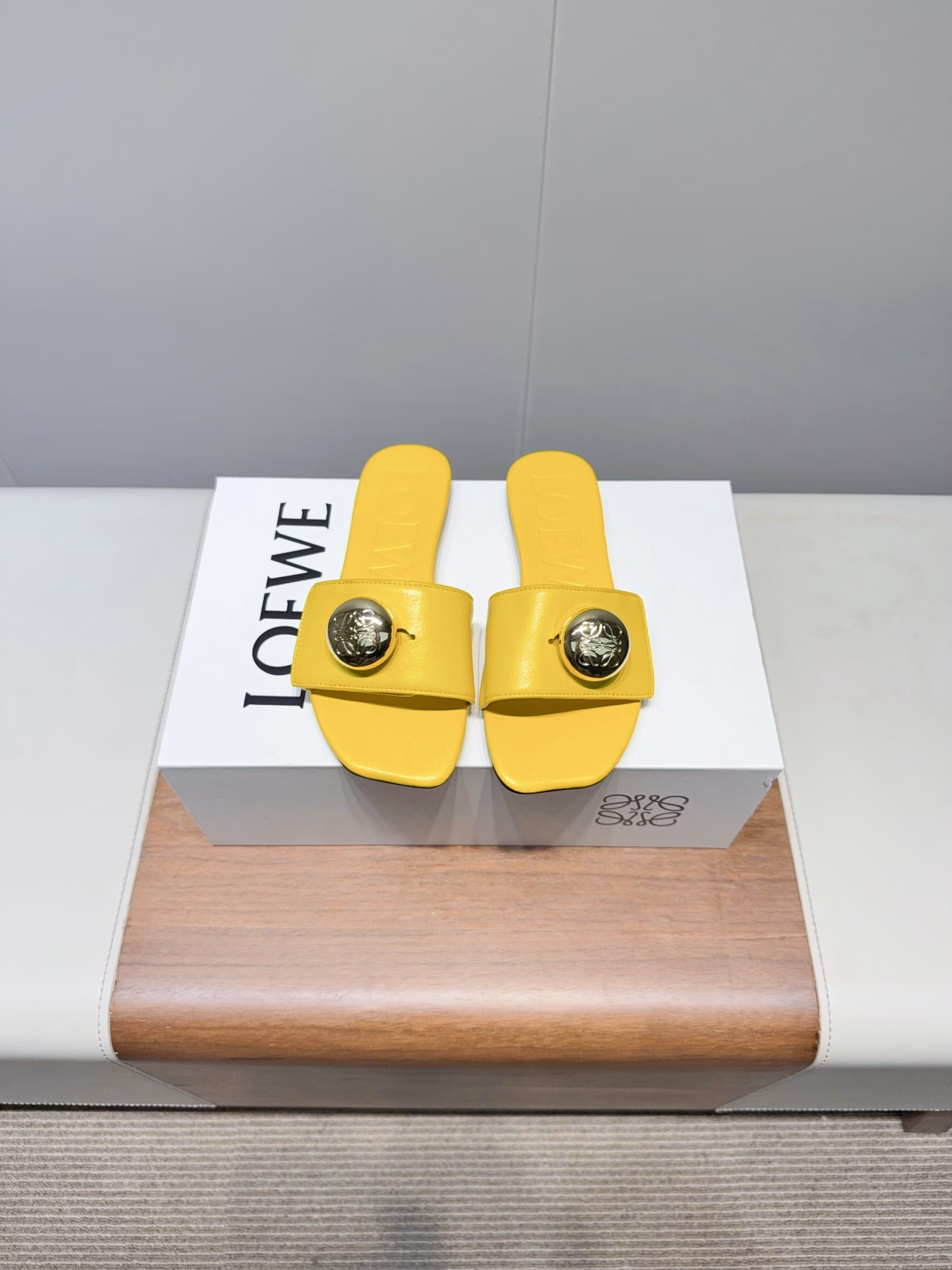 Loew-25ss small golden ball flat flip-flopsComfortable slippers, cool slippers worn on the outside, fairy slippers, Luo Yiwei slippers, super, super beautiful small slippers. The overall petal square head design is more elegant, the one-line wide width is more fashionable, and the small golden ball embellishments are super eye-catching
