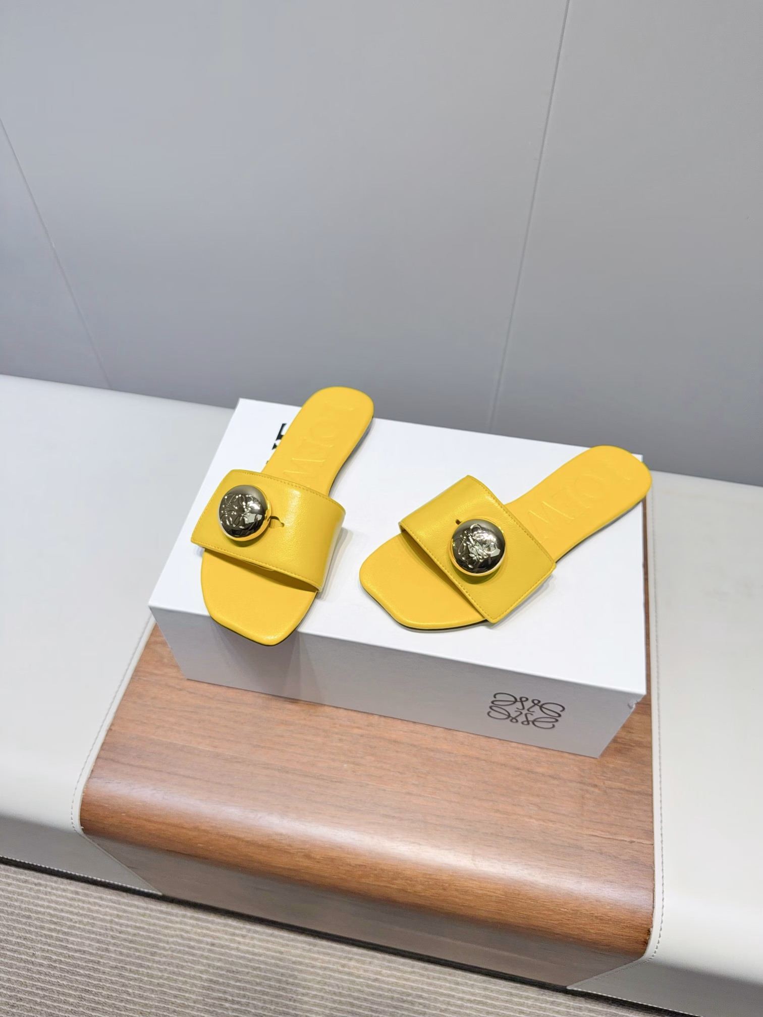 Loew-25ss small golden ball flat flip-flopsComfortable slippers, cool slippers worn on the outside, fairy slippers, Luo Yiwei slippers, super, super beautiful small slippers. The overall petal square head design is more elegant, the one-line wide width is more fashionable, and the small golden ball embellishments are super eye-catching
