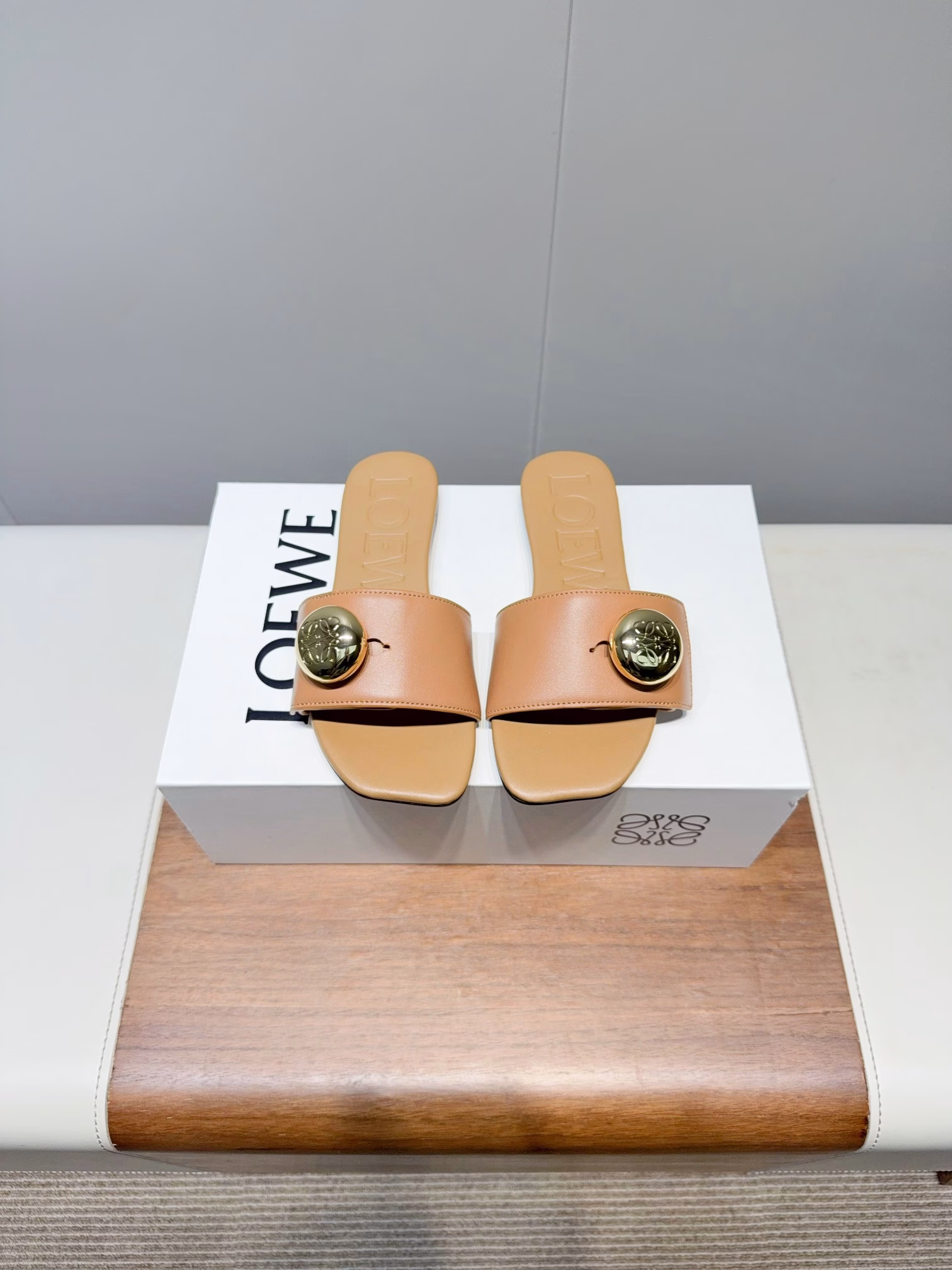 Loew-25ss small golden ball flat flip-flopsComfortable slippers, cool slippers worn on the outside, fairy slippers, Luo Yiwei slippers, super, super beautiful small slippers. The overall petal square head design is more elegant, the one-line wide width is more fashionable, and the small golden ball embellishments are super eye-catching