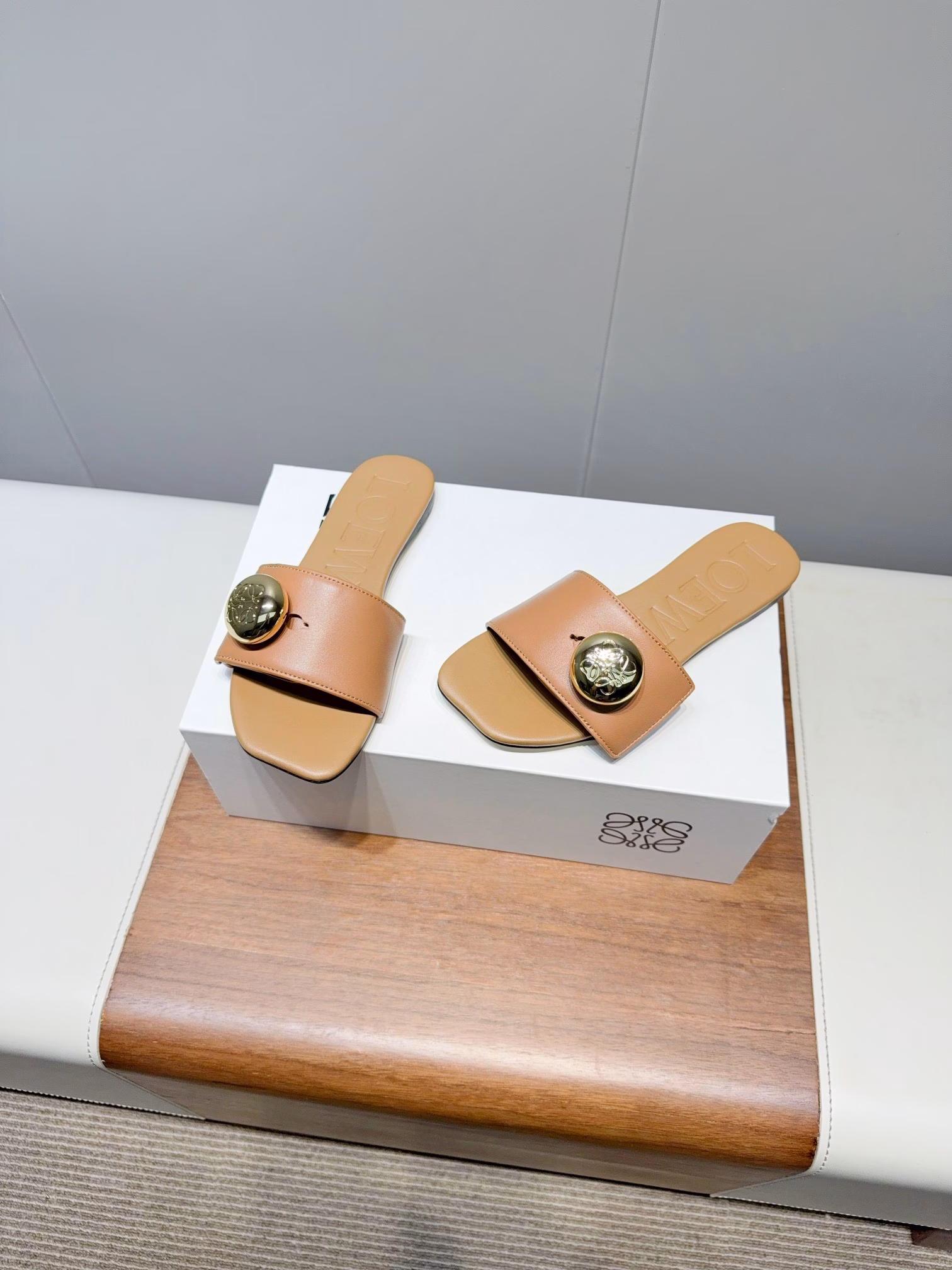 Loew-25ss small golden ball flat flip-flopsComfortable slippers, cool slippers worn on the outside, fairy slippers, Luo Yiwei slippers, super, super beautiful small slippers. The overall petal square head design is more elegant, the one-line wide width is more fashionable, and the small golden ball embellishments are super eye-catching