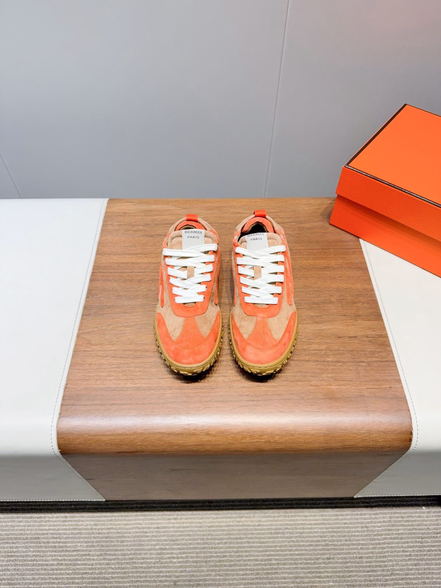 Hermes series suede training shoes and sports shoesOriginal purchased and developed H brand sports shoes with perforated soft suede and goatskin, equipped with soles and decorated with classic H side logos, creating a comfortable and casual styleIt's super comfortable with few feet, versatile and good-looking. You can wear it however you likeThe fabric is original custom-made imported top-grain suede, and the inner lining is imported soft sheepskinThe sole is made of original molded anti-slip rubber material