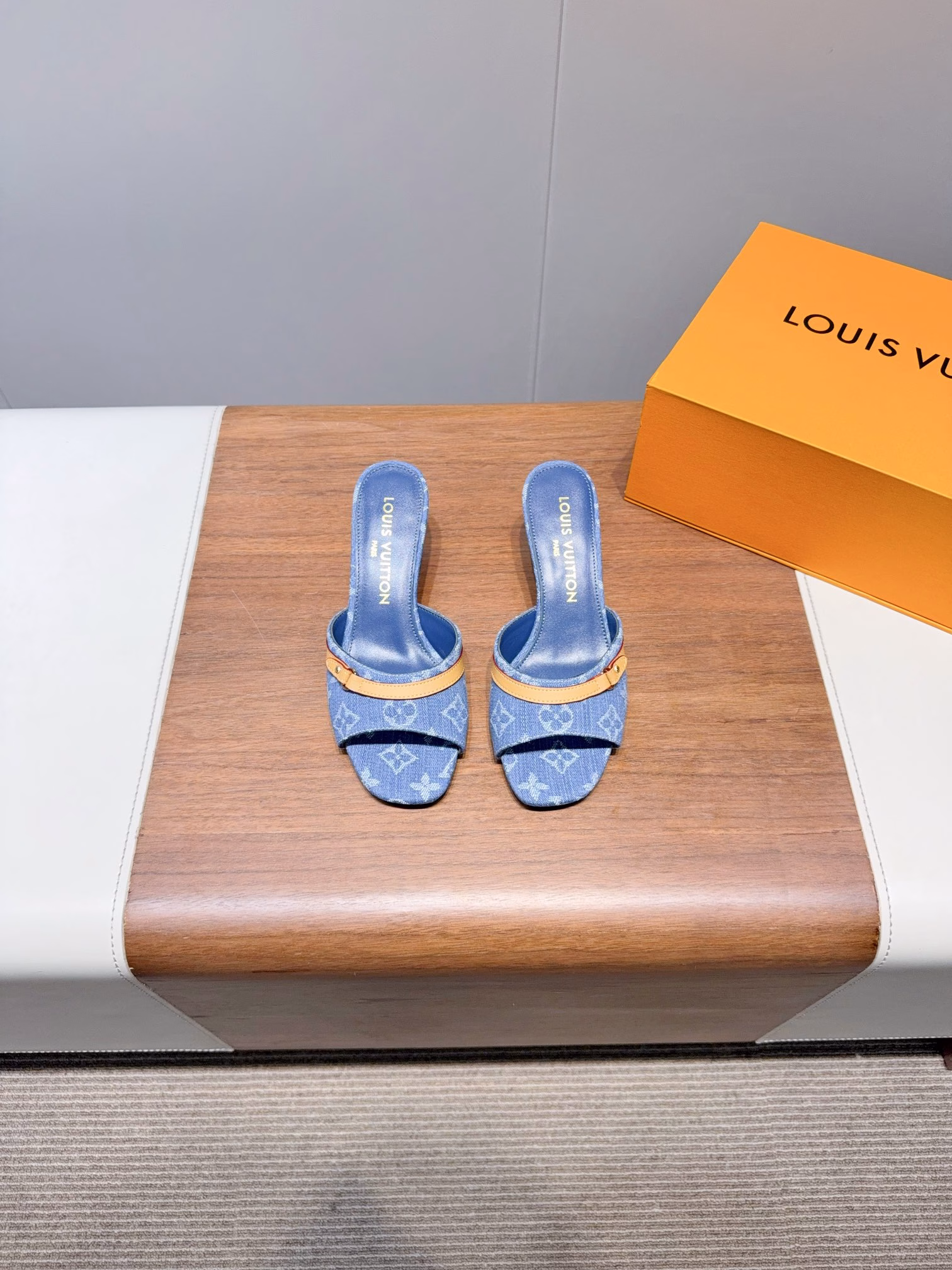 The Louis Vuitton Spring/Summer Bow fashion slippers are the most frequently seen item on the spring/summer runways. Many famous models have worn them. They are simple, elegant and very versatile. The upper is made of original cowhide. The upper is fully leather and naked, hand-stitched. The inner lining is decorated with LV hardware buckle logo. It is made of water-dyed cowhide and features breathable, comfortable and wear-resistant Italian high-heeled genuine leather outsole