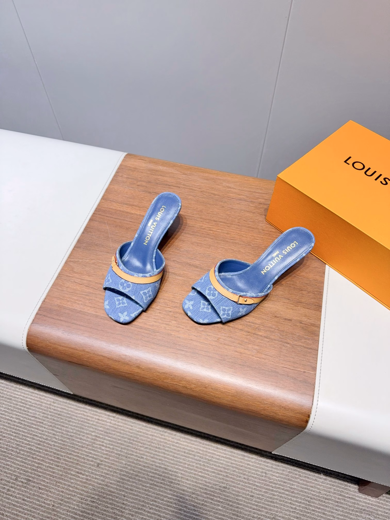 The Louis Vuitton Spring/Summer Bow fashion slippers are the most frequently seen item on the spring/summer runways. Many famous models have worn them. They are simple, elegant and very versatile. The upper is made of original cowhide. The upper is fully leather and naked, hand-stitched. The inner lining is decorated with LV hardware buckle logo. It is made of water-dyed cowhide and features breathable, comfortable and wear-resistant Italian high-heeled genuine leather outsole