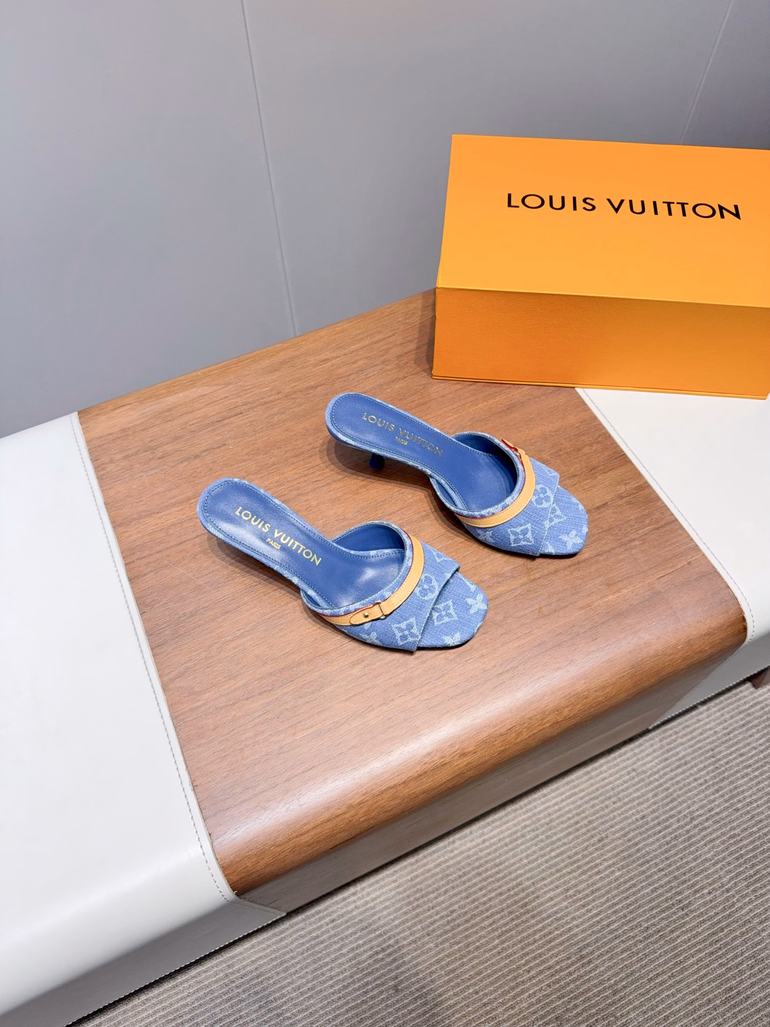 The Louis Vuitton Spring/Summer Bow fashion slippers are the most frequently seen item on the spring/summer runways. Many famous models have worn them. They are simple, elegant and very versatile. The upper is made of original cowhide. The upper is fully leather and naked, hand-stitched. The inner lining is decorated with LV hardware buckle logo. It is made of water-dyed cowhide and features breathable, comfortable and wear-resistant Italian high-heeled genuine leather outsole