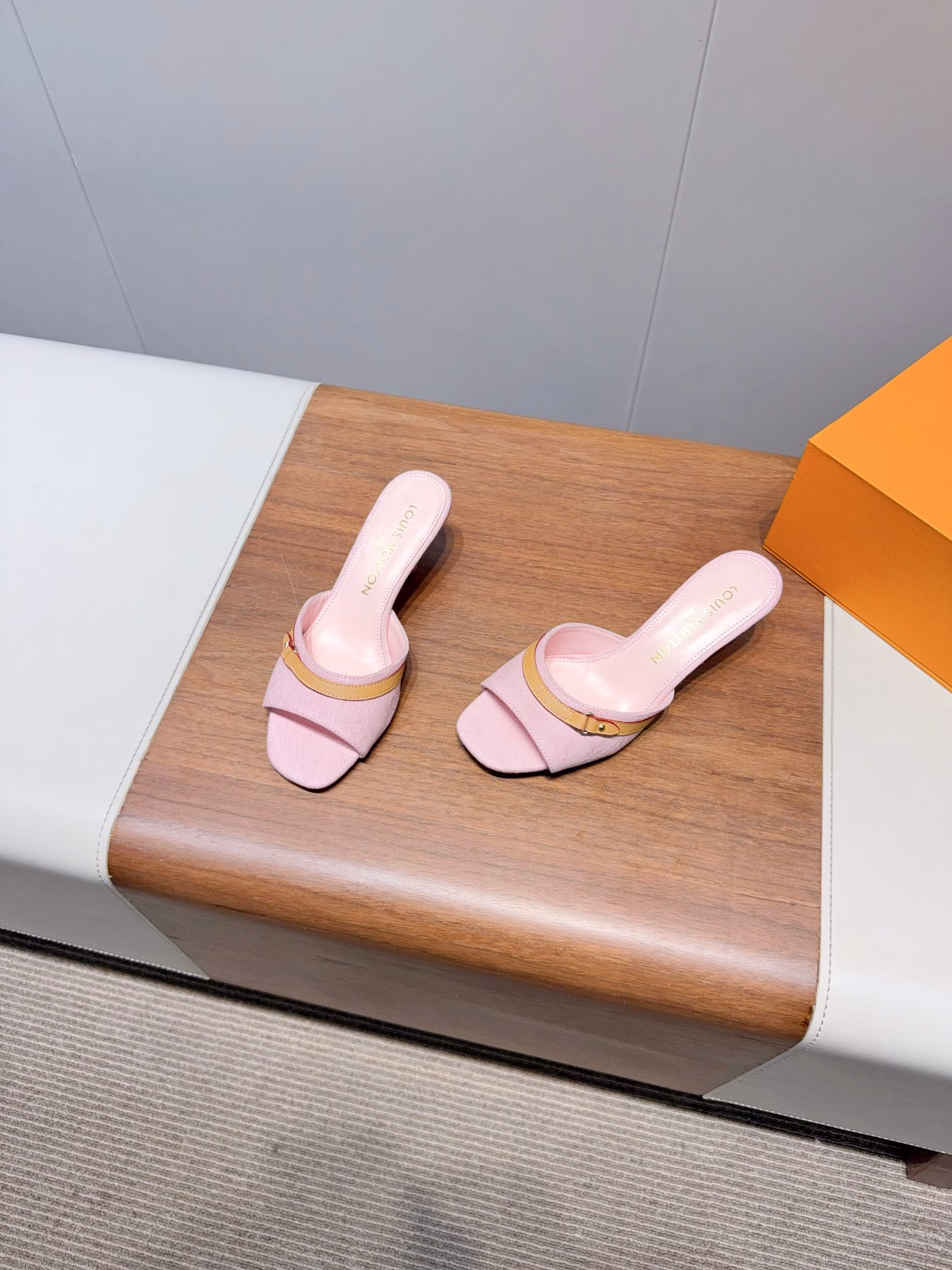 The Louis Vuitton Spring/Summer Bow fashion slippers are the most frequently seen item on the spring/summer runways. Many famous models have worn them. They are simple, elegant and very versatile. The upper is made of original cowhide. The upper is fully leather and naked, hand-stitched. The inner lining is decorated with LV hardware buckle logo. It is made of water-dyed cowhide and features breathable, comfortable and wear-resistant Italian high-heeled genuine leather outsole