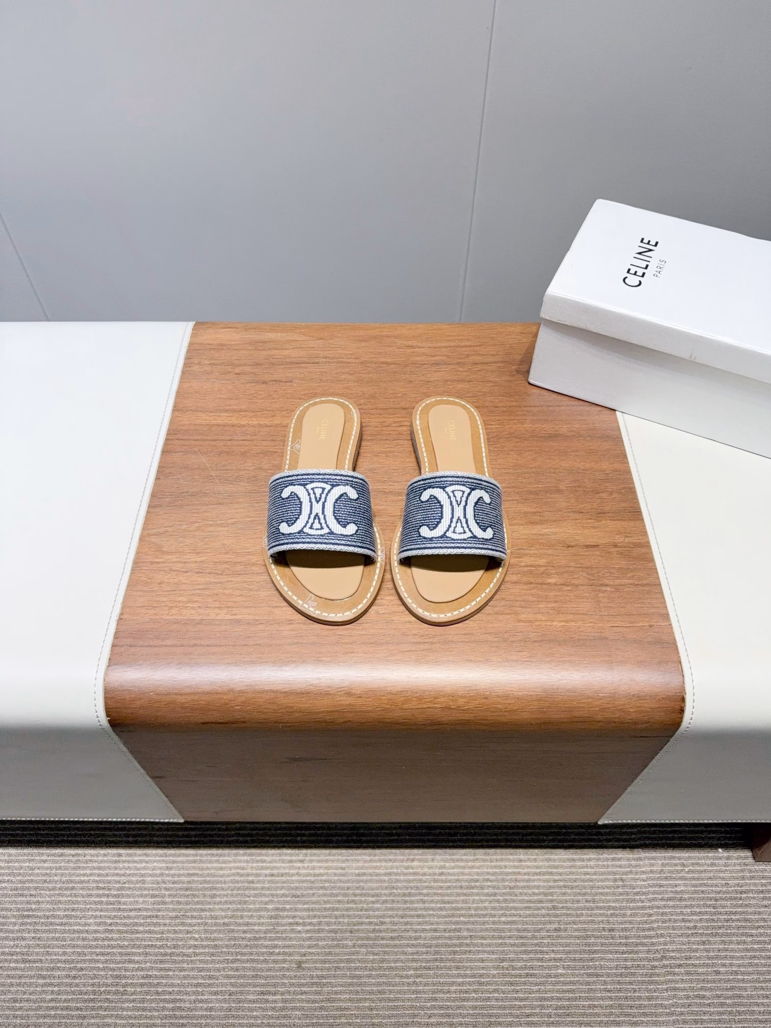 Celine 25ss Spring/Summer New Slippers: Arc de Triomphe British Style flat micro-label SlippersSimple, elegant, fashionable and timeless, it is a classic that never goes out of style in the fashion circle. The retro British style allows you to dress with a different temperament
