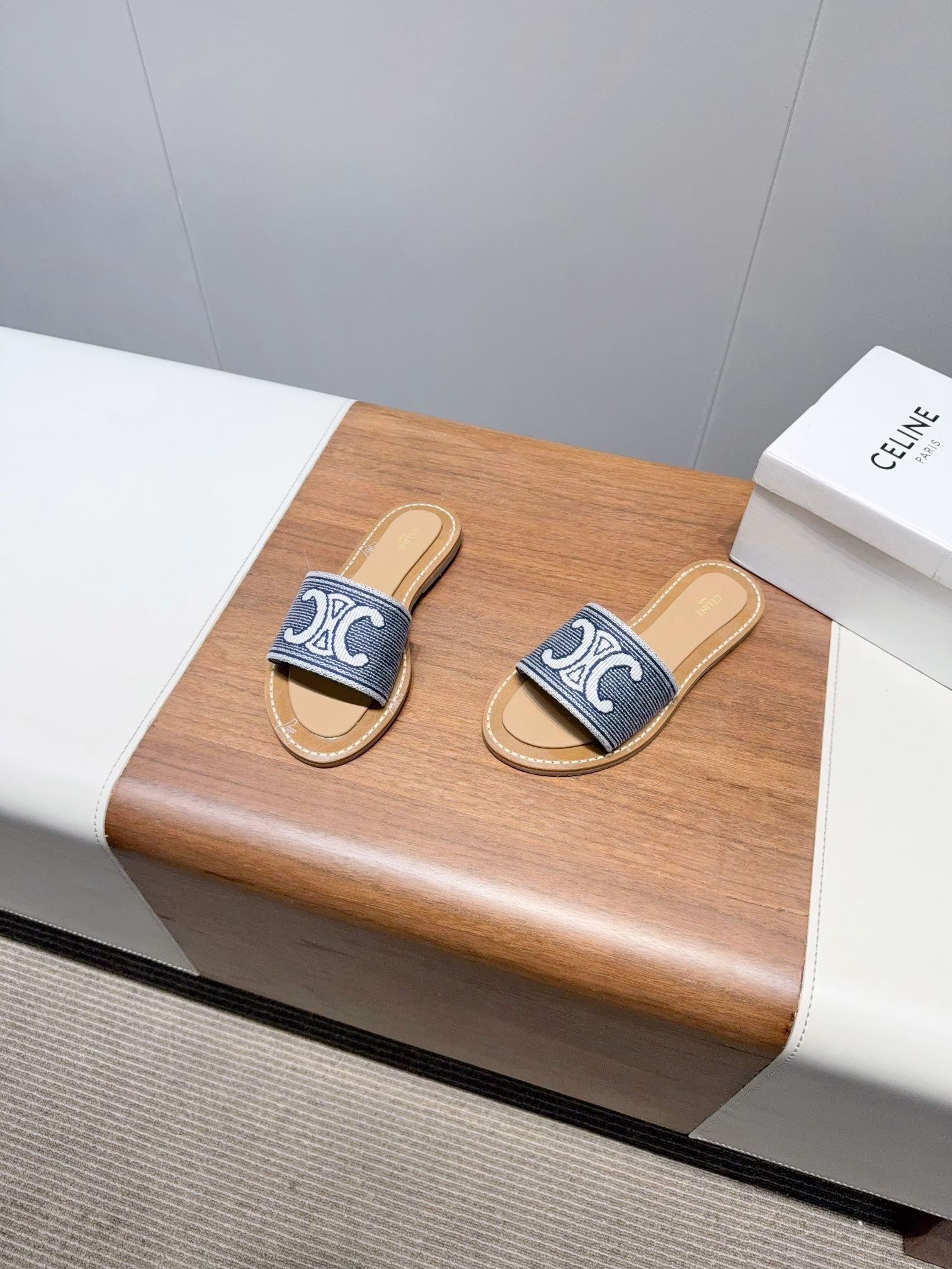 Celine 25ss Spring/Summer New Slippers: Arc de Triomphe British Style flat micro-label SlippersSimple, elegant, fashionable and timeless, it is a classic that never goes out of style in the fashion circle. The retro British style allows you to dress with a different temperament