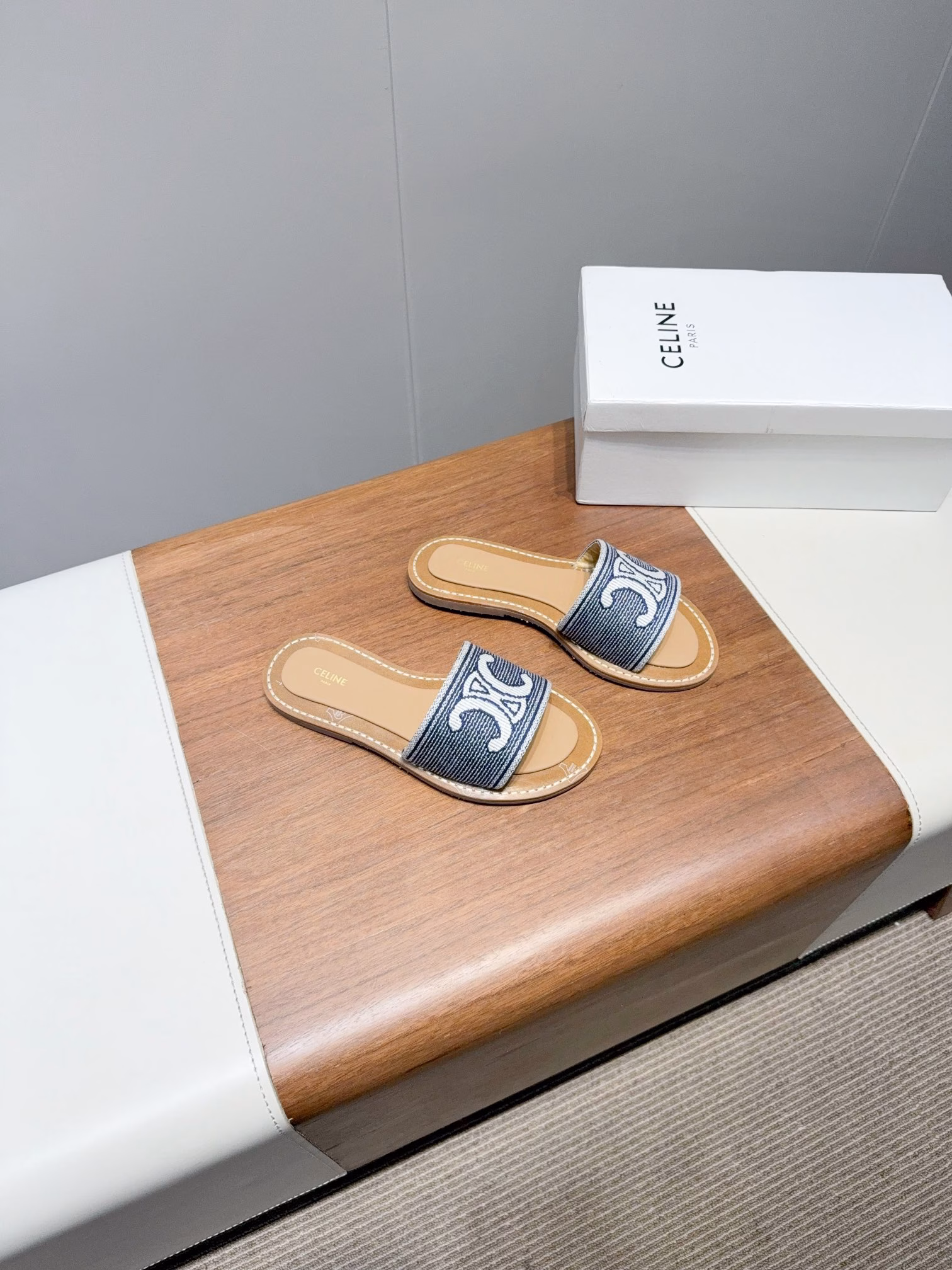 Celine 25ss Spring/Summer New Slippers: Arc de Triomphe British Style flat micro-label SlippersSimple, elegant, fashionable and timeless, it is a classic that never goes out of style in the fashion circle. The retro British style allows you to dress with a different temperament